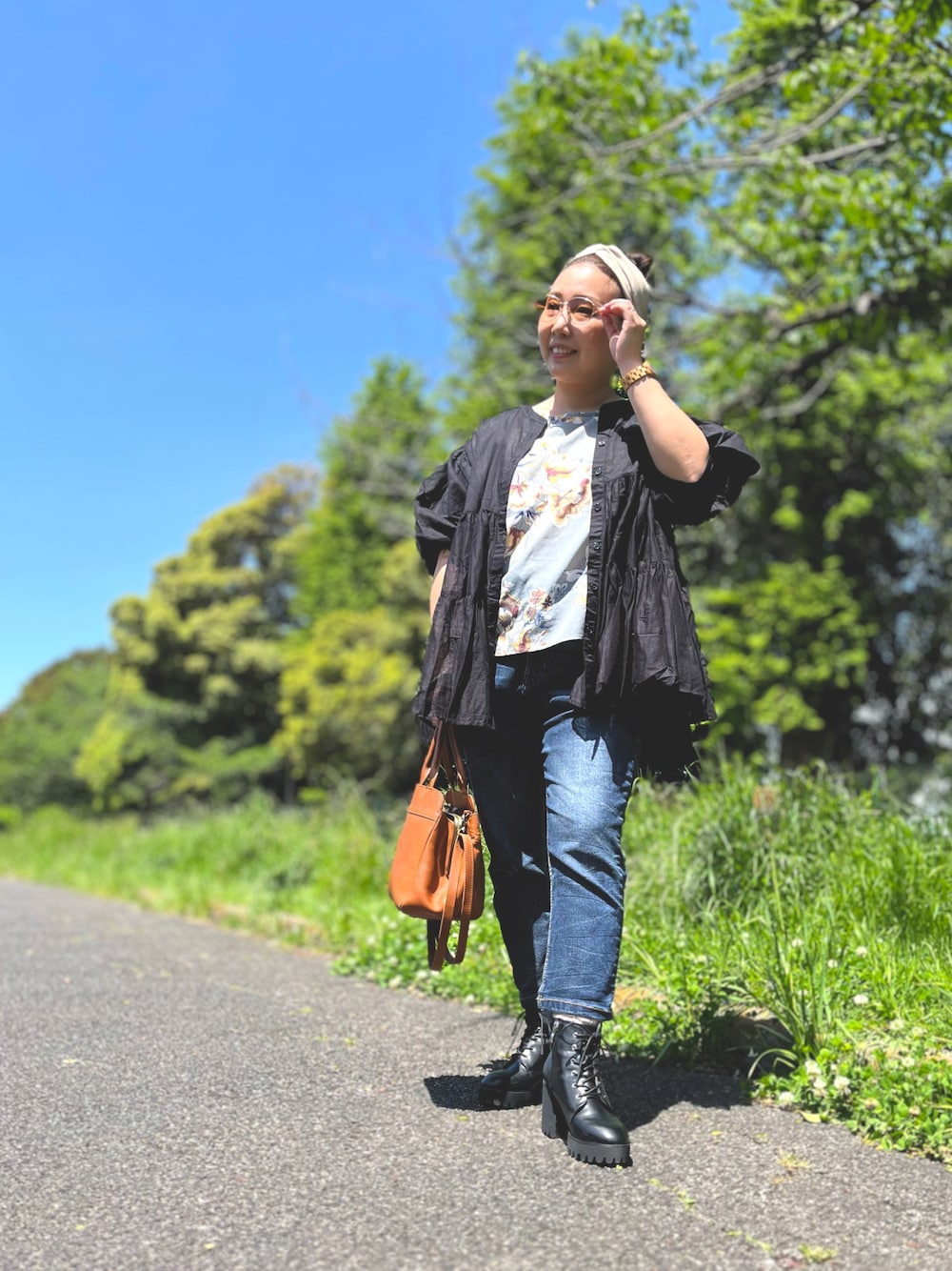 「最近のいい感じコーデ、レイヤードスタイル、春ファッション、デニムコーデ、夏服、大人コーデ、シンプル・ベーシック、夏、ブーツ、UVカット、シアーシャツ、シアートップス、厚底シューズ、お団子ヘアー、ヘアバンド」｜「classicalelfの春夏に大活躍！ふわり、風をまとう。3wayバルーンスリーブティアードシアーシャツ（シャツ/ブラウス、ブラック系）」を使った、moeさん（骨格ナチュラル・レディース・151cm）の春コーディネートの1枚目の写真