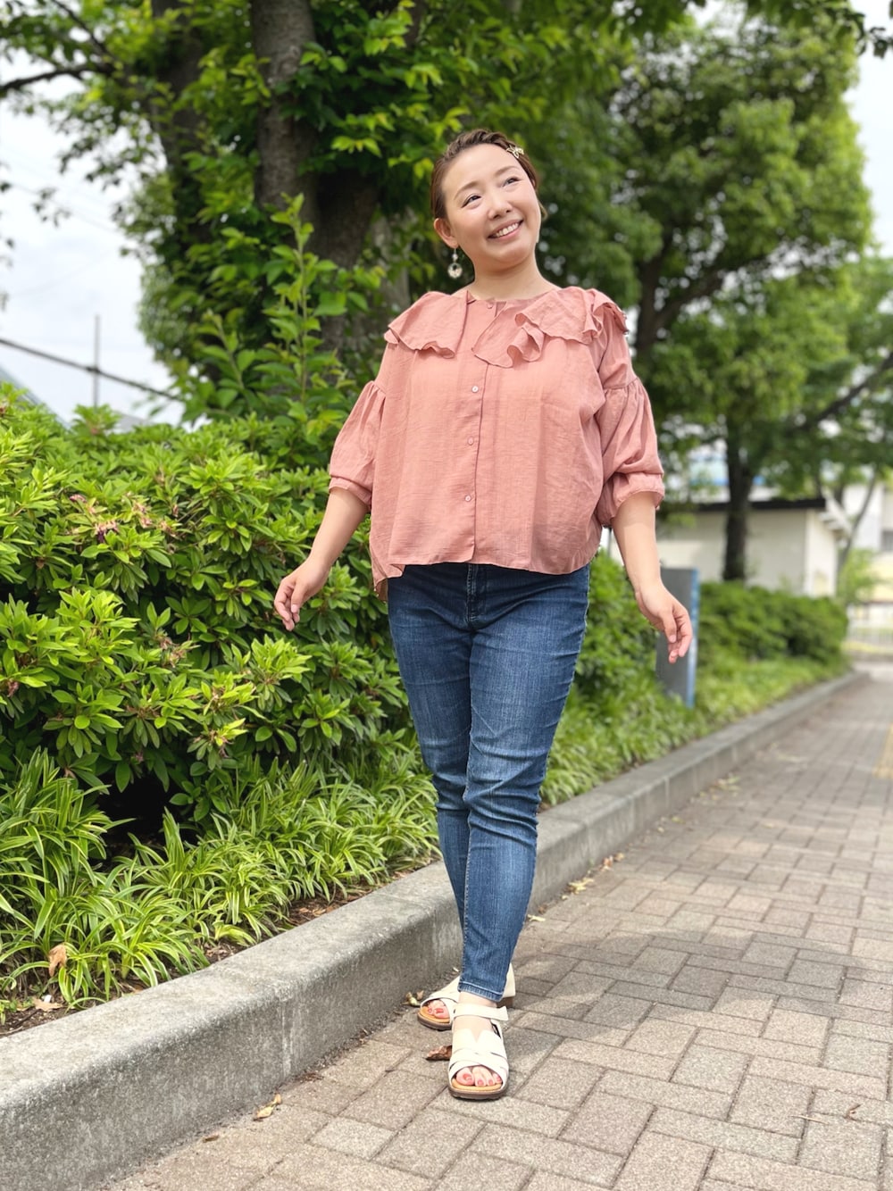 「サンダル、ピンクシャツ、オトナカワイイ、今日のコーデ、カジュアルガーリー、大人ガーリー、デニムパンツ、春カラー、夏コーデ、古着MIX、ブラウスコーデ、おでかけ、フレアブラウス、低身長、150cm台コーデ」｜「classicalelfの大人なシアー魅せ。2wayラッフルフリルビッグカラーシアー素材ブラウス（シャツ/ブラウス、ブラウン系）」を使った、moeさん（骨格ナチュラル・レディース・151cm）の春コーディネートの1枚目の写真