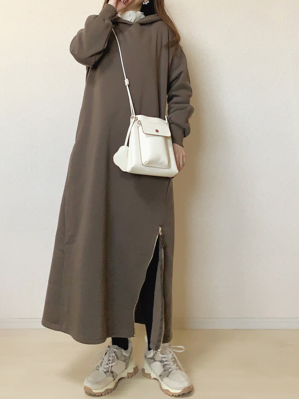 ブラウン系のワンピース、ホワイト系のTシャツ/カットソー、その他のスニーカーを着用したレディースの秋コーディネートの1枚目の写真