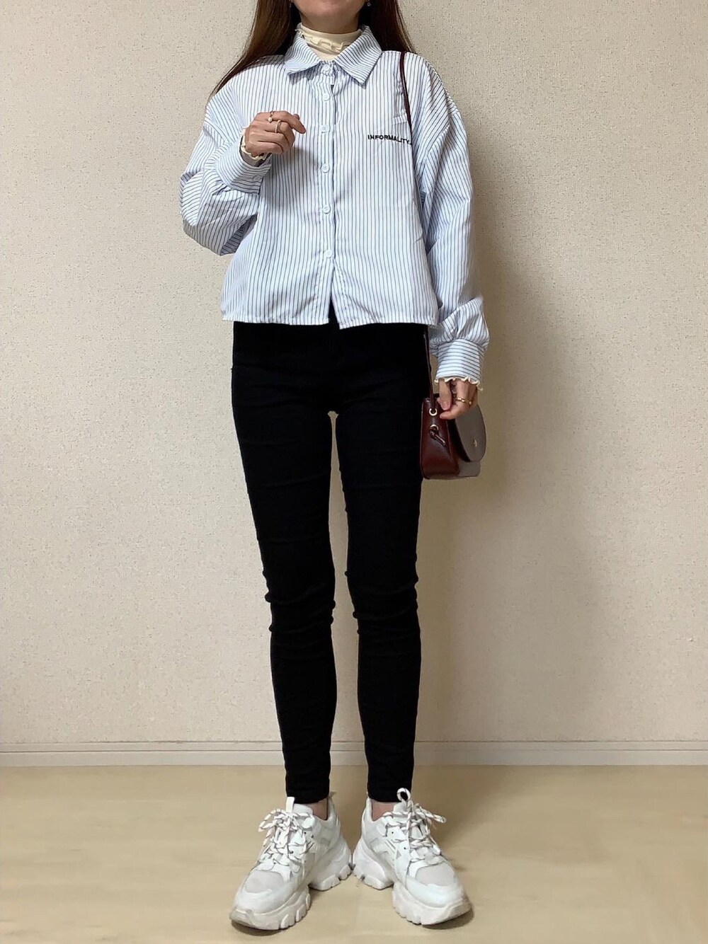 ブルー系のシャツ/ブラウス、ブラウン系のショルダーバッグ、ホワイト系のTシャツ/カットソーを着用したレディースの春コーディネートの1枚目の写真