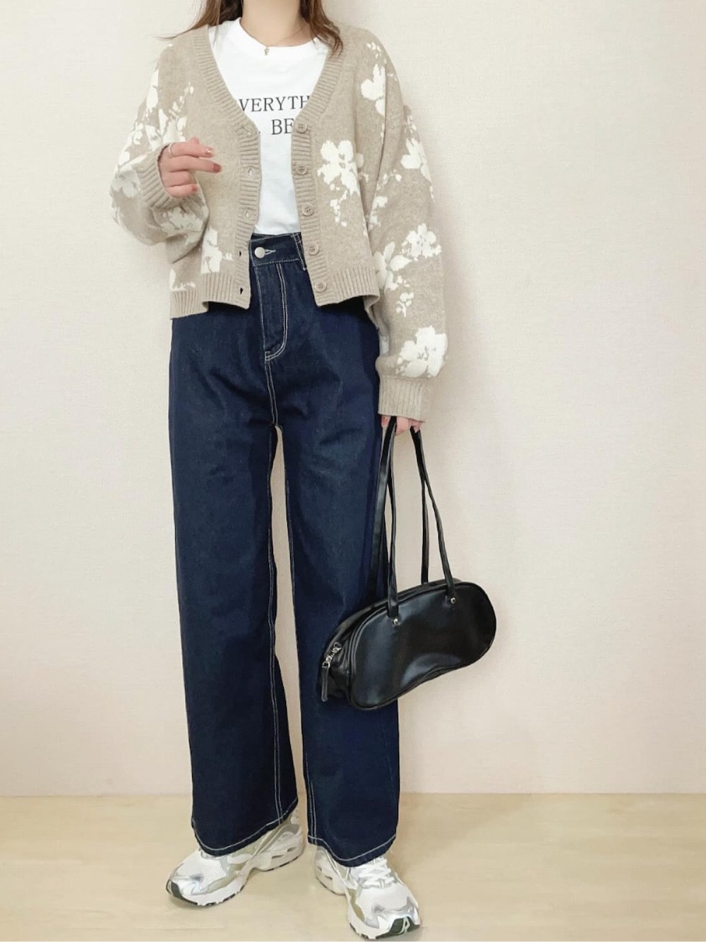 ブルー系のデニムパンツ、ホワイト系のTシャツ/カットソー、その他のネックレスを着用したレディースの冬コーディネートの1枚目の写真