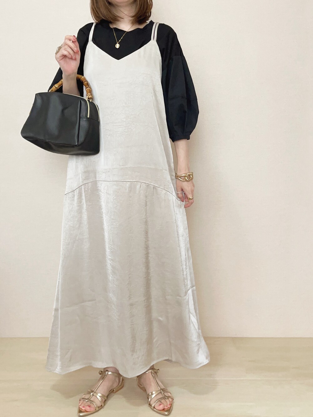 ベージュ系のワンピースを着用したレディースの夏コーディネートの1枚目の写真