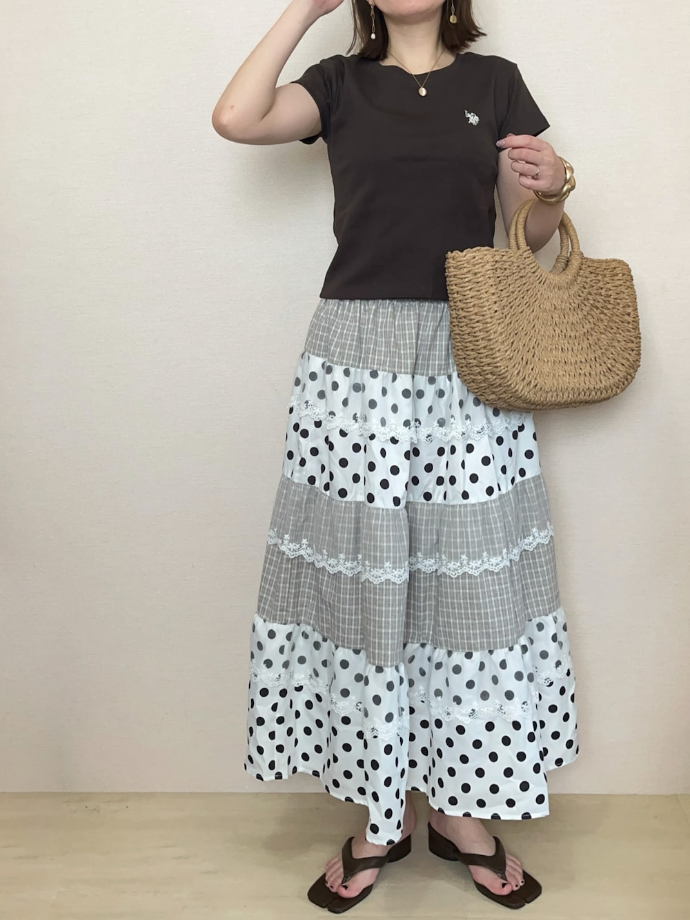 ブラウン系のTシャツ/カットソー、ブラウン系のサンダルを着用したレディースの夏コーディネートの1枚目の写真