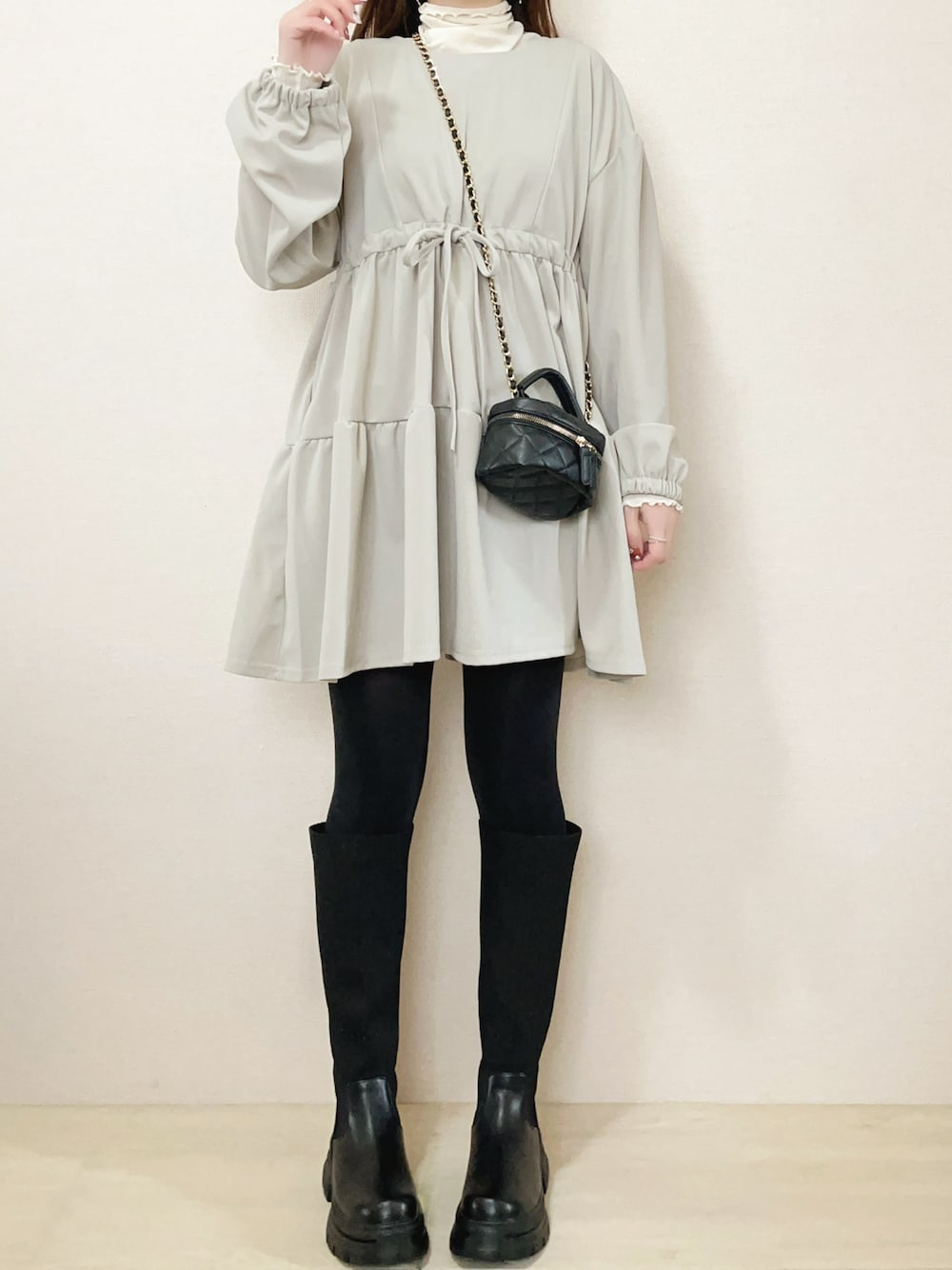 グレー系のシャツ/ブラウス、ブラック系のブーツを着用したレディースの冬コーディネートの1枚目の写真