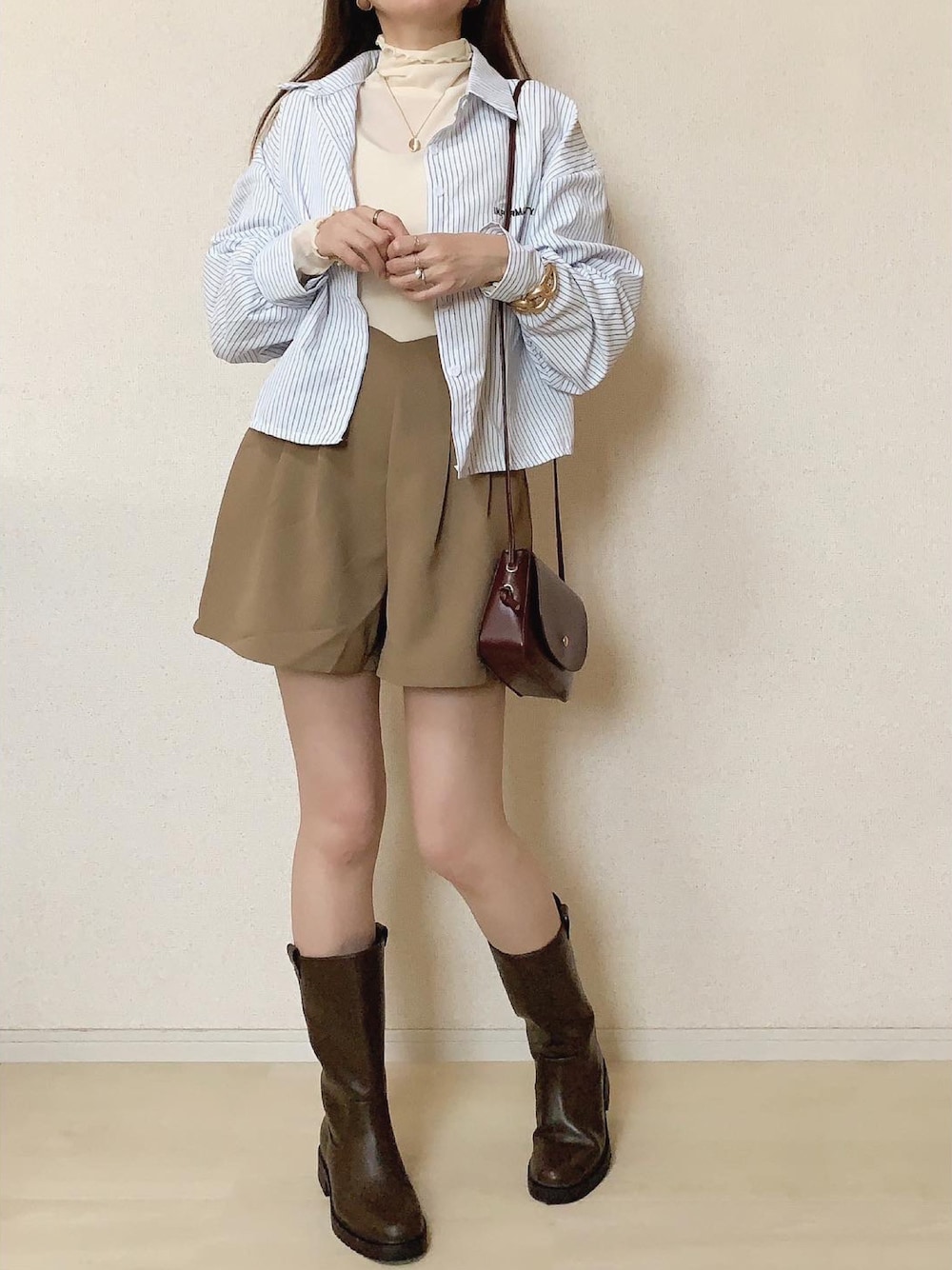 ベージュ系のその他パンツ、ブラウン系のショルダーバッグ、ホワイト系のTシャツ/カットソーを着用したレディースの春コーディネートの1枚目の写真