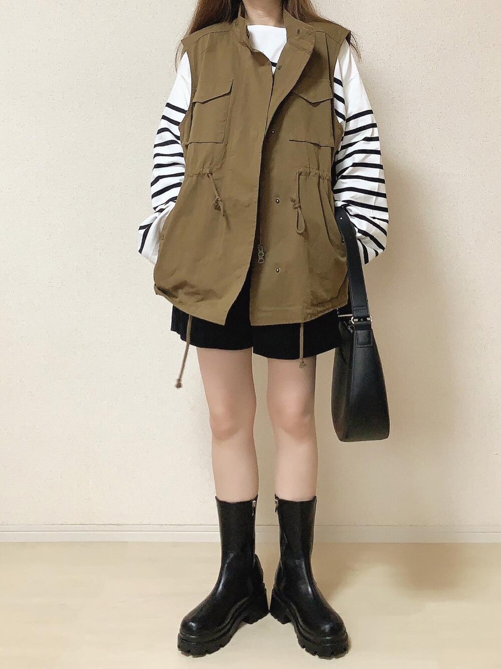 「秋服コーデ、イーザッカマニアストアーズ、ズーティー、ボーダー、ミリタリーベスト、大人カジュアル、低身長、低身長コーデ、ママコーデ」｜「VIVIANの厚底サイドゴアミドルブーツ（ブーツ、ブラック系）」を使った、さにぃ。さん（レディース・153cm）の秋コーディネートの1枚目の写真