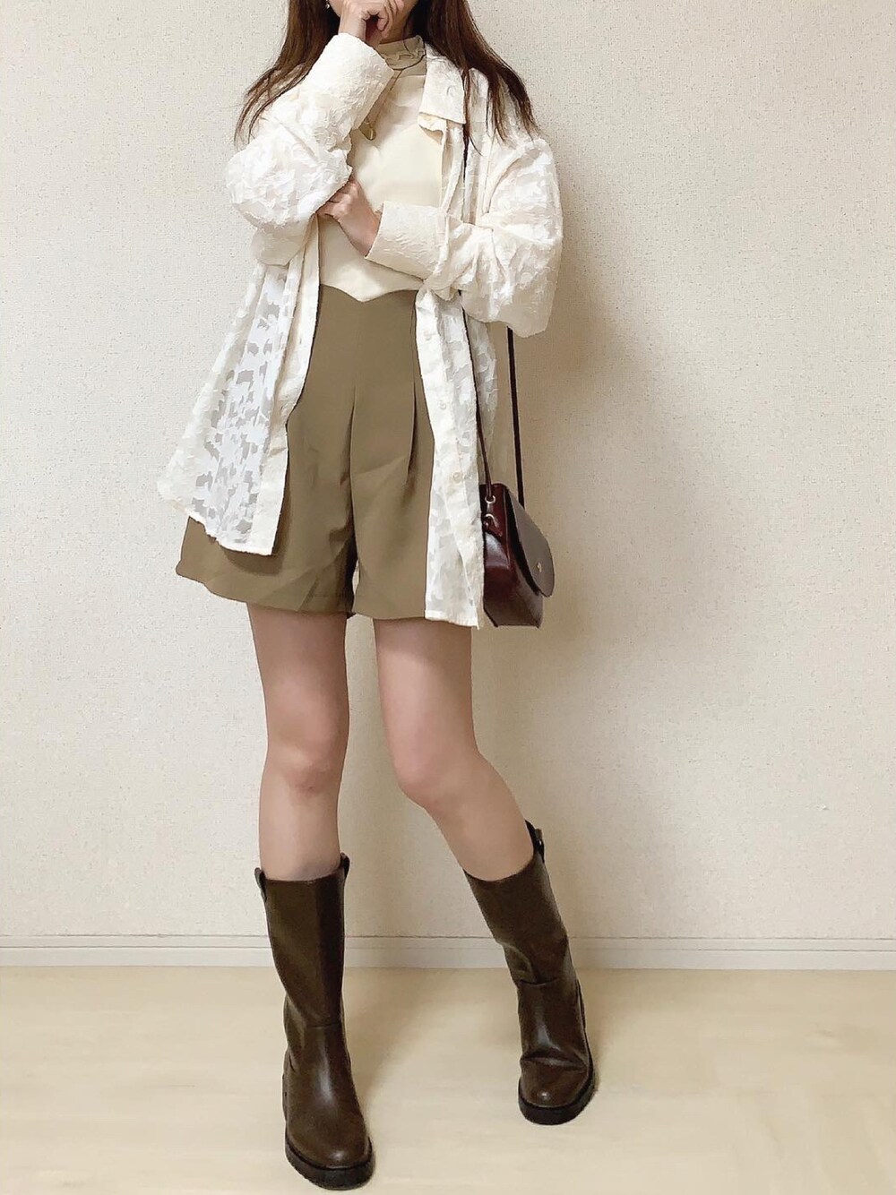ホワイト系のTシャツ/カットソー、ベージュ系のその他パンツ、ブラウン系のショルダーバッグを着用したレディースの春コーディネートの1枚目の写真