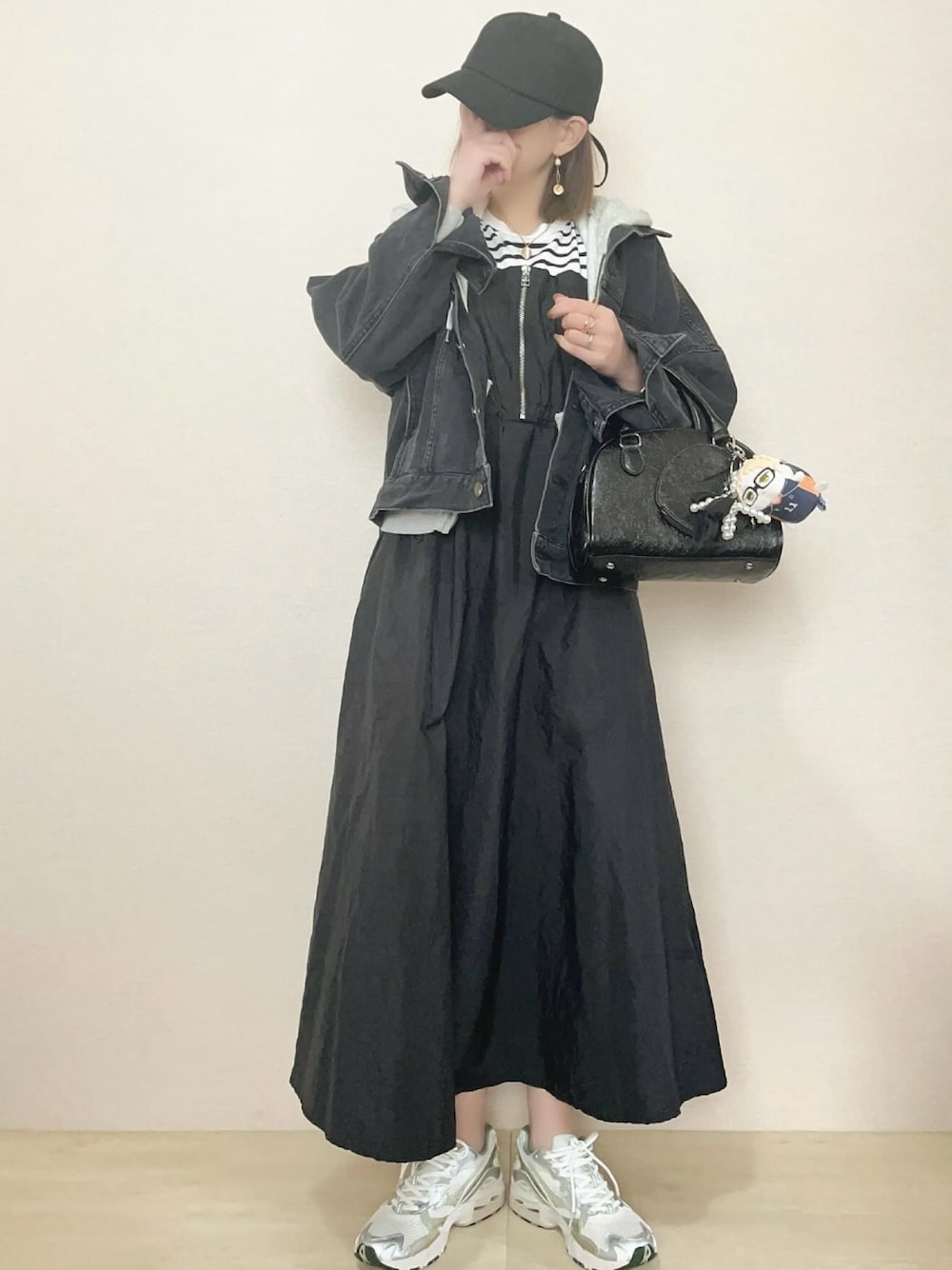 「キャップ、ジーラ、GeeRA、PRADA、ママコーデ、プチプラ、低身長、低身長コーデ」｜「GeeRAのハーフジップビスチェドッキングワンピース（ワンピース、ホワイト系）」を使った、さにぃ。さん（レディース・153cm）の春コーディネートの1枚目の写真