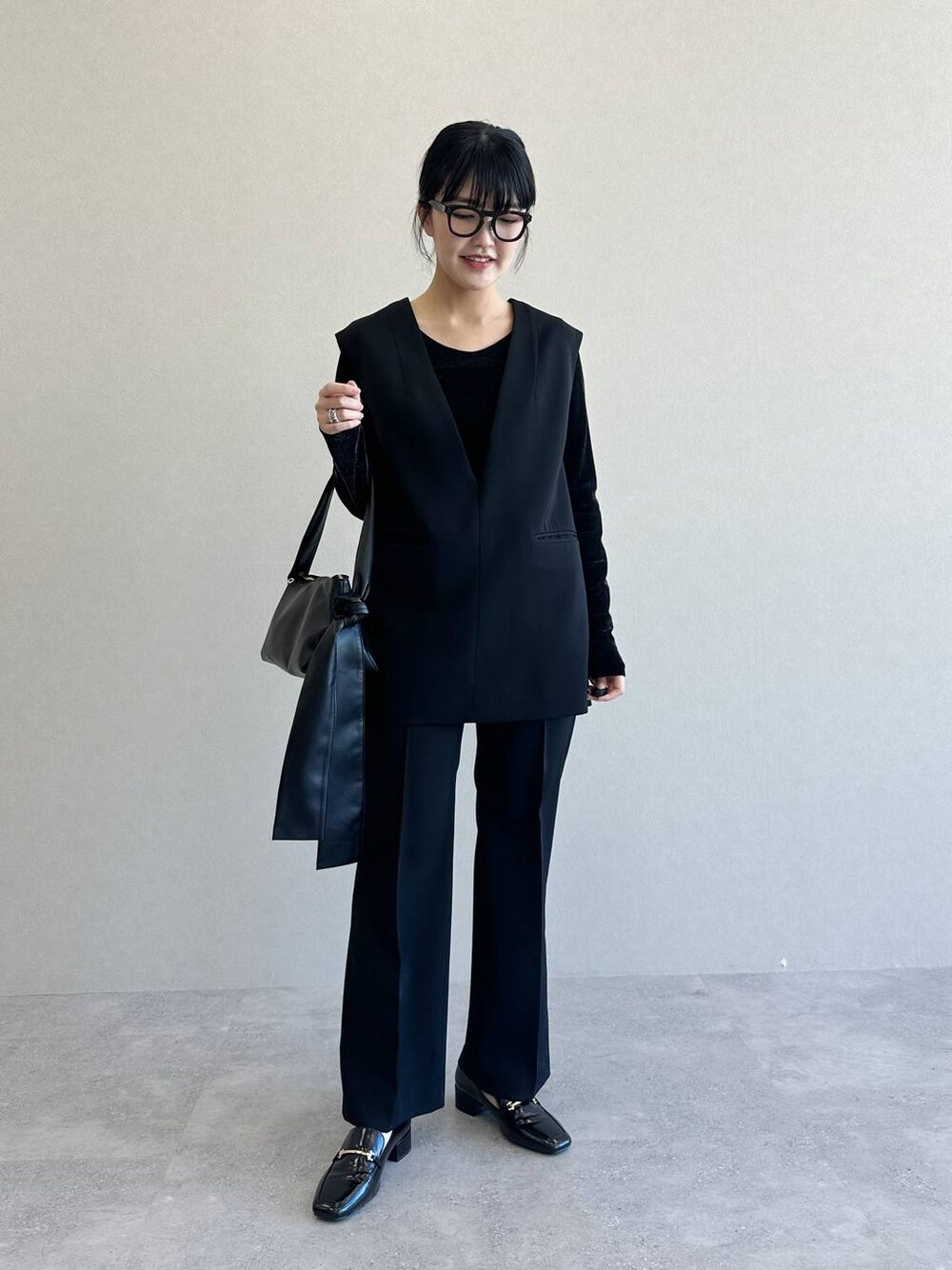 「高見え、着痩せ・細見え、体型カバー、SNAP_apart by lowrys、お仕事コーデ_apart by lowrys、骨格ストレート、ワントーン、カジュアル、旅行、apart by lowrys、春コーデ、セットアップ、ベスト、パンツ、ローファー」｜「A part byのソフトリボンショルダーバッグ（ショルダーバッグ、ブラック系）」を使った、あんずさん（レディース・163cm）の冬コーディネートの1枚目の写真
