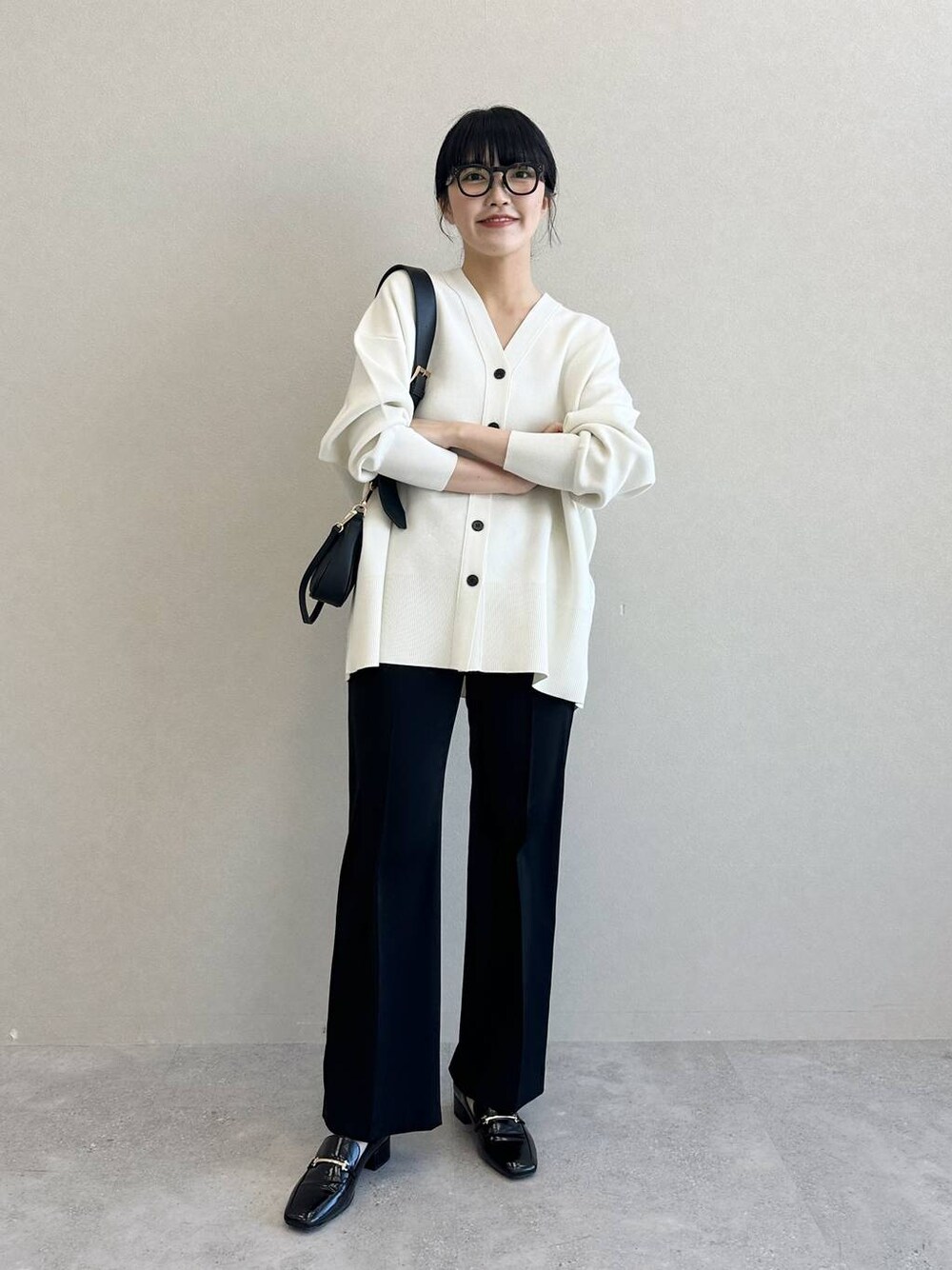 「高見え、着痩せ・細見え、体型カバー、テーマパーク、冬コーデ、SNAP_apart by lowrys、お仕事コーデ_apart by lowrys、骨格ストレート、カジュアル、旅行、apart by lowrys、カーディガン、ニット、モノトーン、春コーデ」｜「A part byのＣ＊ベスト＆フレアパンツセットアップ（パンツドレス、ブラック系）」を使った、あんずさん（レディース・163cm）の冬コーディネートの1枚目の写真