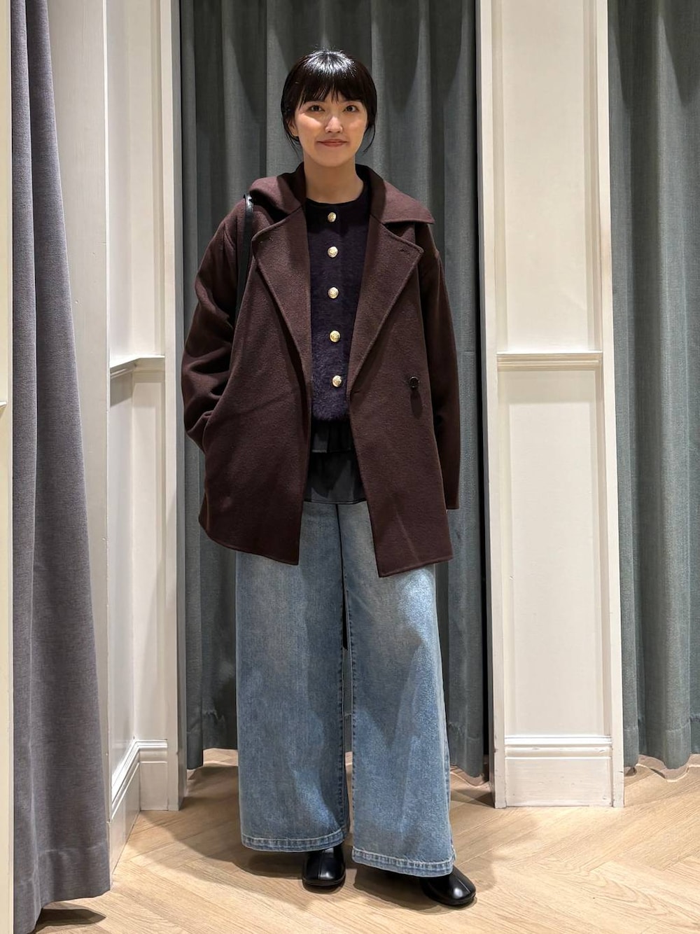 ブラック系のショルダーバッグ、ブラック系のブーツ、ブラック系のTシャツ/カットソーを着用したレディースの秋コーディネートの1枚目の写真