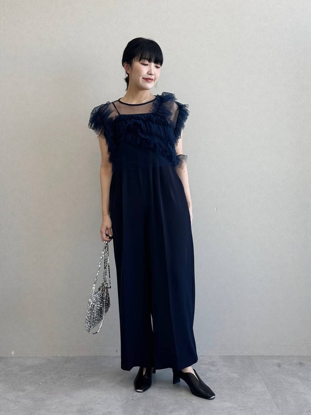 「体型カバー、SNAP_apart by lowrys、お仕事コーデ_apart by lowrys、高見え、着痩せ・細見え、骨格ストレート、ワントーン、フェミニン、apart by lowrys、結婚式2次会、春コーデ、きれいめ、サロペット」｜「A part byの【WEB限定・セレモニー】フリルチュールセットサロペット（パンツドレス、ブルー系）」を使った、あんずさん（レディース・163cm）の冬コーディネートの1枚目の写真