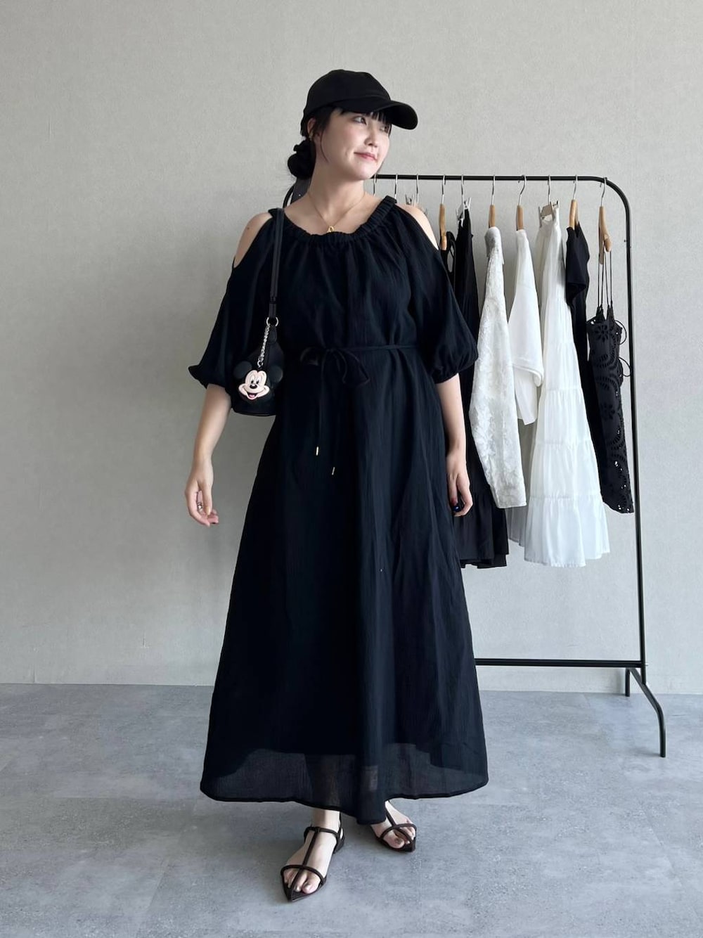 「高見え、着痩せ・細見え、体型カバー、テーマパーク、夏コーデ、骨格ストレート、ワントーン、フェミニン、カジュアル、旅行、mysty woman、おでかけ、ぽっちゃりスタッフ、ワンピース」｜「mysty womanのサテンキャップ  288550（キャップ、ブラック系）」を使った、あんずさん（レディース・163cm）の夏コーディネートの1枚目の写真