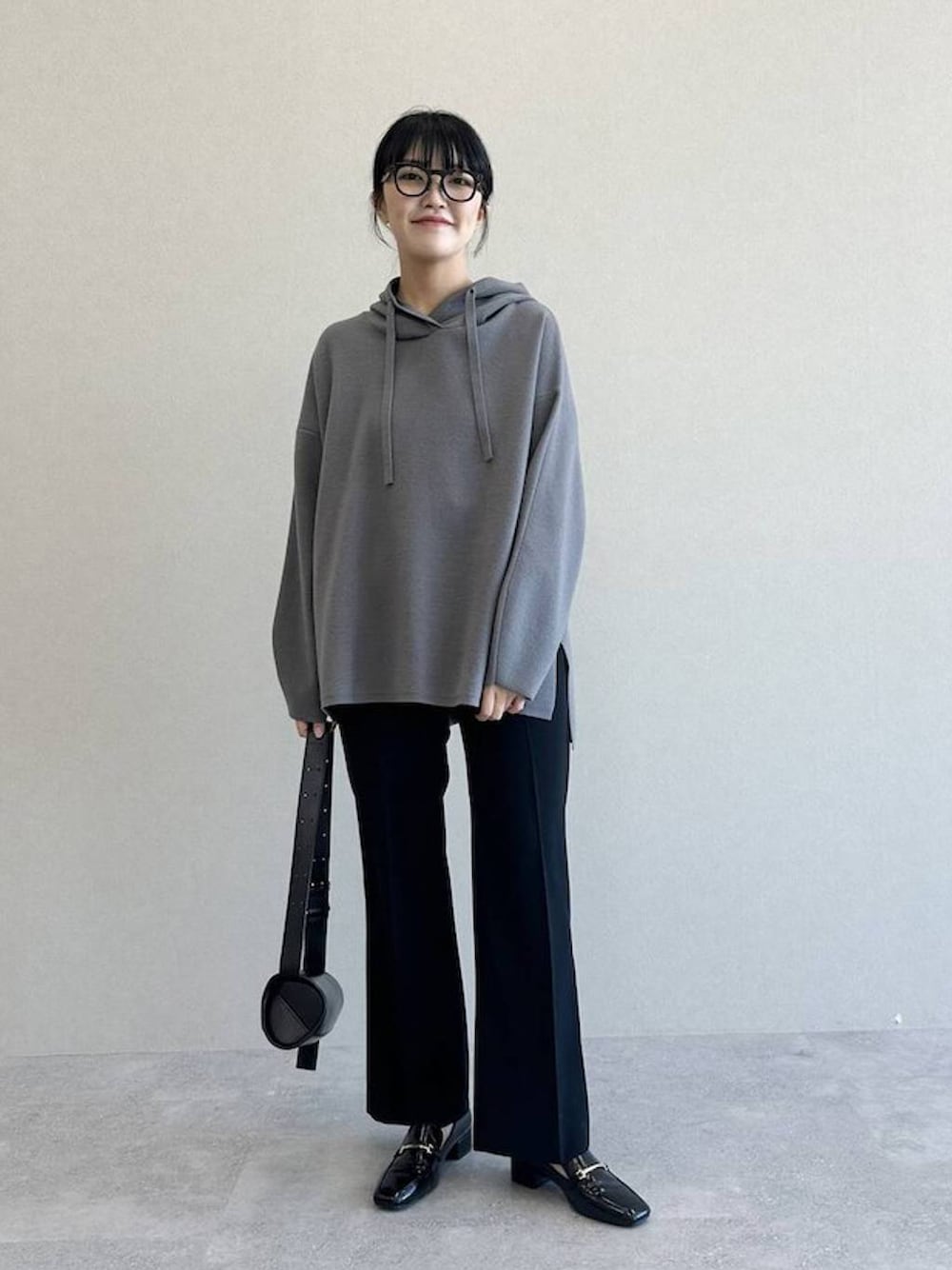 「高見え、着痩せ・細見え、体型カバー、テーマパーク、冬コーデ、SNAP_apart by lowrys、お仕事コーデ_apart by lowrys、骨格ストレート、ワントーン、カジュアル、旅行、apart by lowrys、e/rm、パーカー、春コーデ」｜「e/rmの【e/rm】ハーフミラノフーディ（パーカー、グレー系）」を使った、あんずさん（レディース・163cm）の冬コーディネートの1枚目の写真