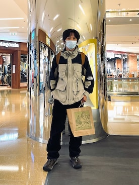 「KEEN（キーン）のアイテム（その他シューズ）」を使った、Twisko Yeukさん（メンズ・172cm）の秋コーディネート