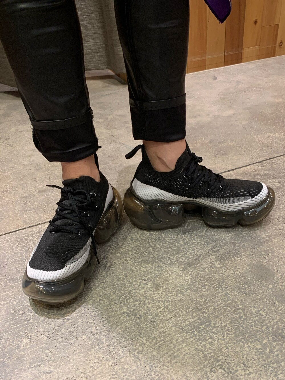 「ROYAL FLASHのgrounds/グラウンズ/MOOPIE T2 BLACK（スニーカー、ブラック系）」を使った、shinozaki daigaさん（メンズ・178cm）の秋コーディネートの1枚目の写真