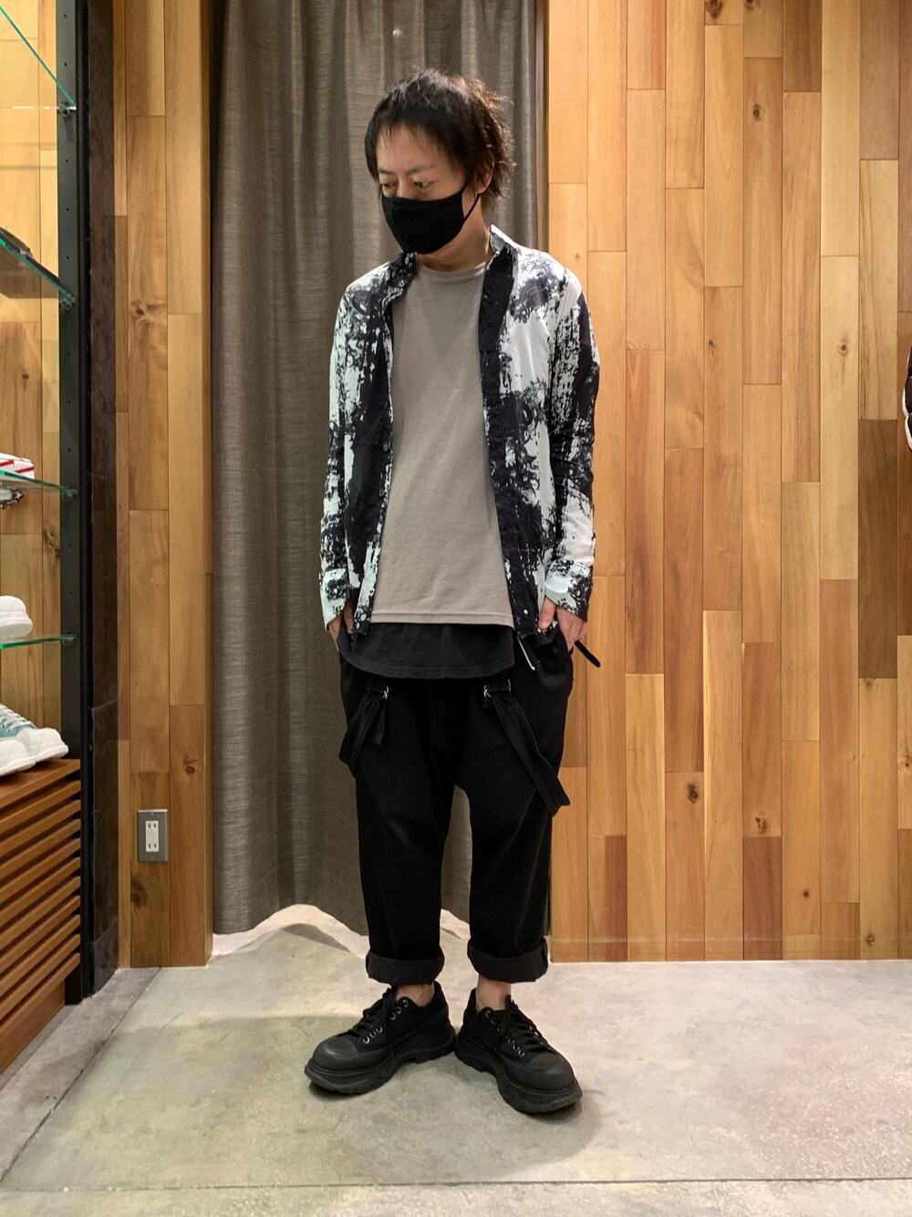 「KMRiiの【別注】KMRii/ケムリ/Magnolia Spuntnik Shirt（シャツ/ブラウス、ブラック系）」を使った、shinozaki daigaさん（メンズ・178cm）の秋コーディネートの1枚目の写真