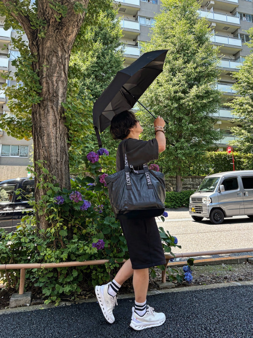 「日傘、折りたたみ傘、waterfront、夏コーデ、ロエベ、LOEWE、バレンシアガ、BALENCIAGA、サタデーズ ニューヨークシティ (Saturdays NYC)、大人カジュアル、ハーフパンツ、白スニーカー、シンプルスタイル、休日スタイル、きれいめカジュアル」｜「Waterfrontの傘　クイックシャット　傘（折りたたみ傘、ブラック系）」を使った、Decoさん（メンズ・170cm）の夏コーディネートの1枚目の写真