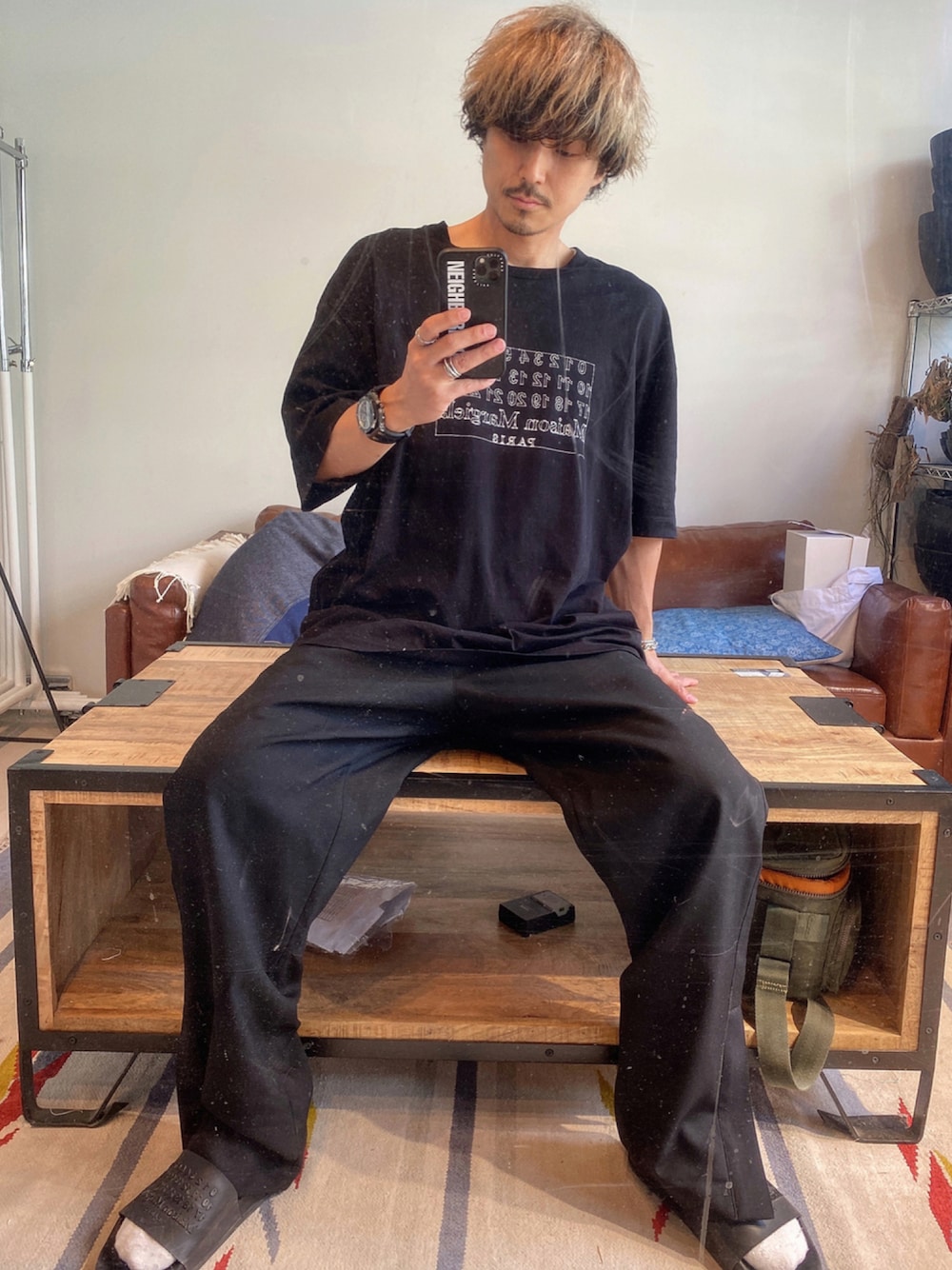 ブラック系のTシャツ/カットソー、ブラック系のパンツ、ブラック系のサンダルを着用したメンズの夏コーディネートの1枚目の写真