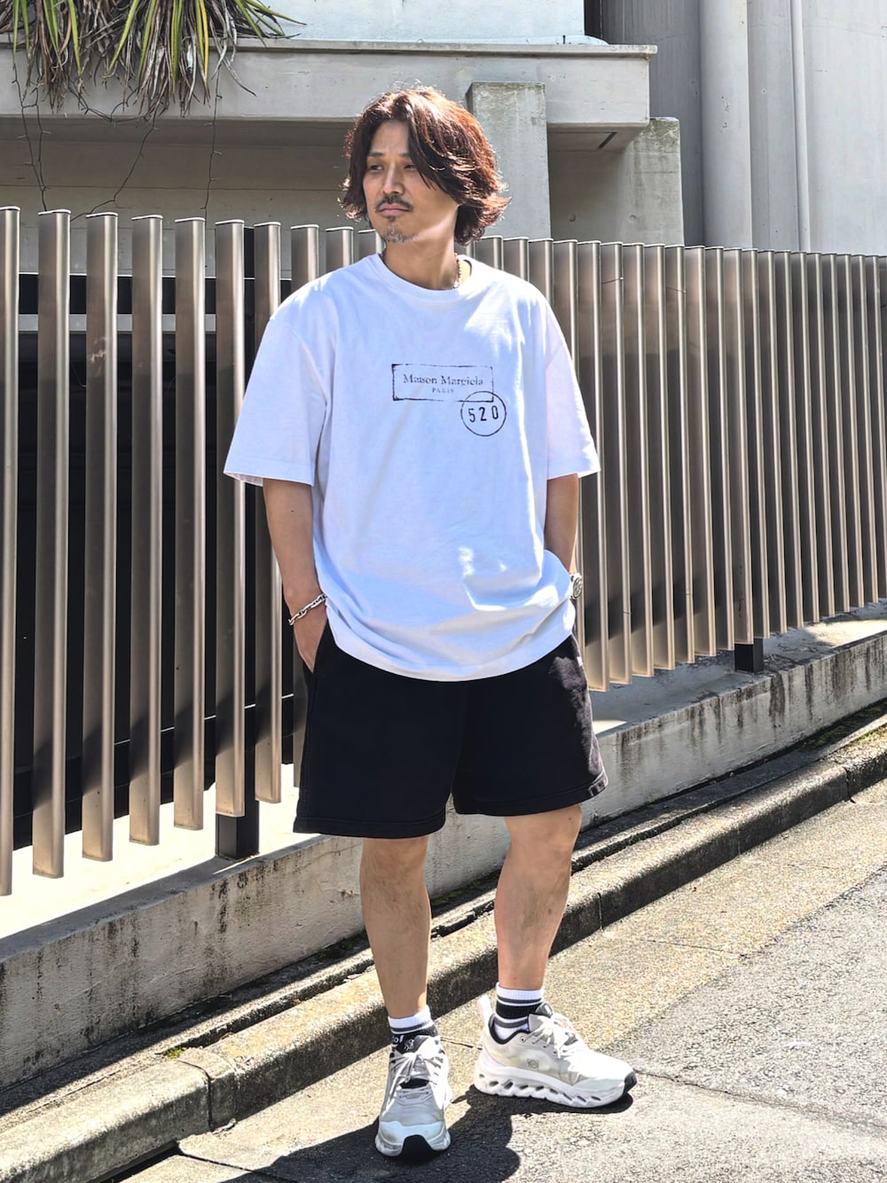 「白Tシャツ、ジョーツ、夏ファッション、シルバーアクセサリー、大人カジュアル、夏コーデ、モノトーンコーデ、スウェットパンツ、Tシャツコーデ、ロレックス、半袖シャツ、マルジェラ、ハーフパンツ」｜「Maison Margielaのアイテム（Tシャツ/カットソー、ホワイト系）」を使った、Decoさん（メンズ・170cm）の夏コーディネートの1枚目の写真