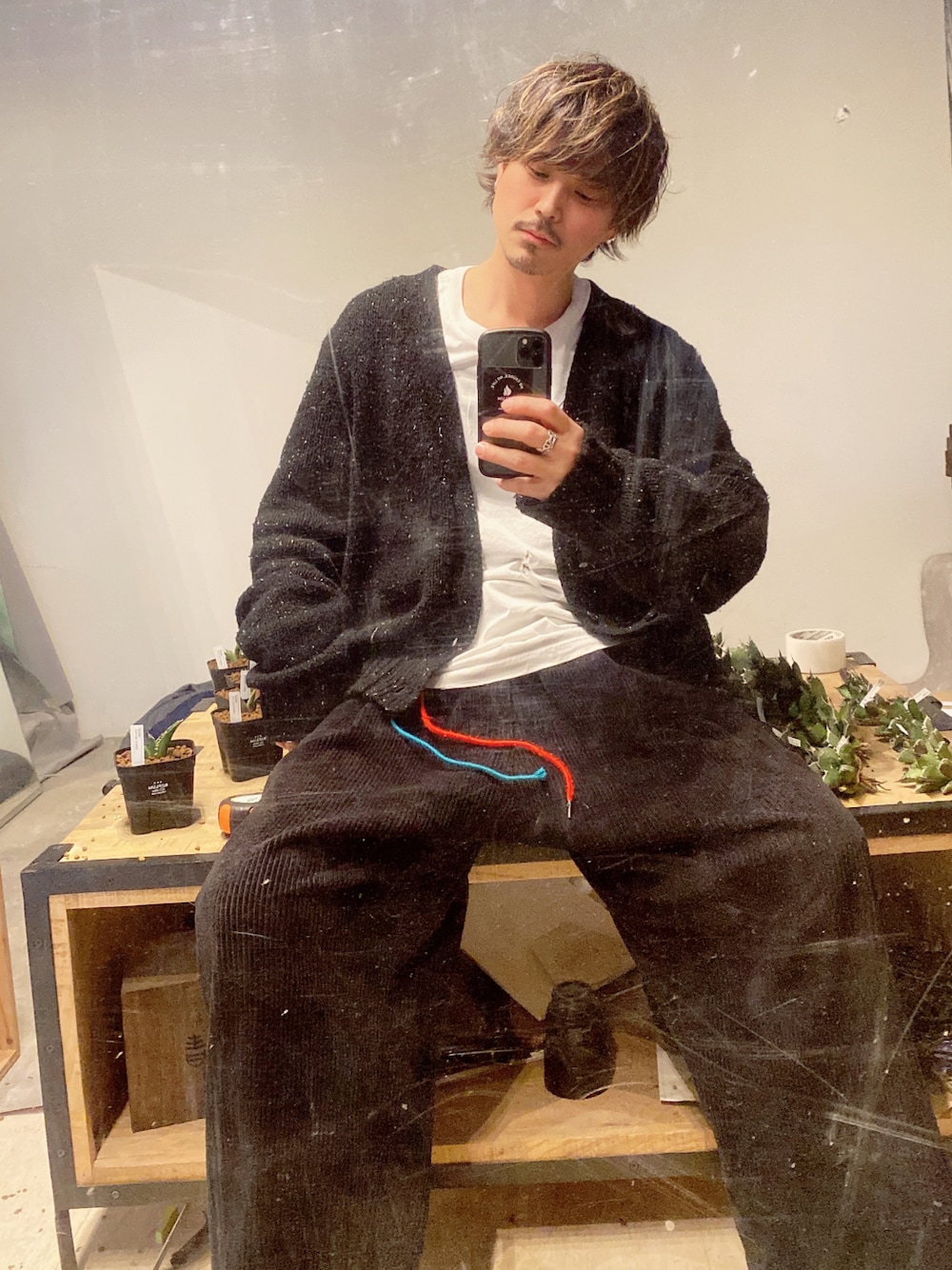 ブラック系のカーディガン/ボレロ、ホワイト系のTシャツ/カットソー、ブラック系のその他パンツを着用したメンズの冬コーディネートの1枚目の写真