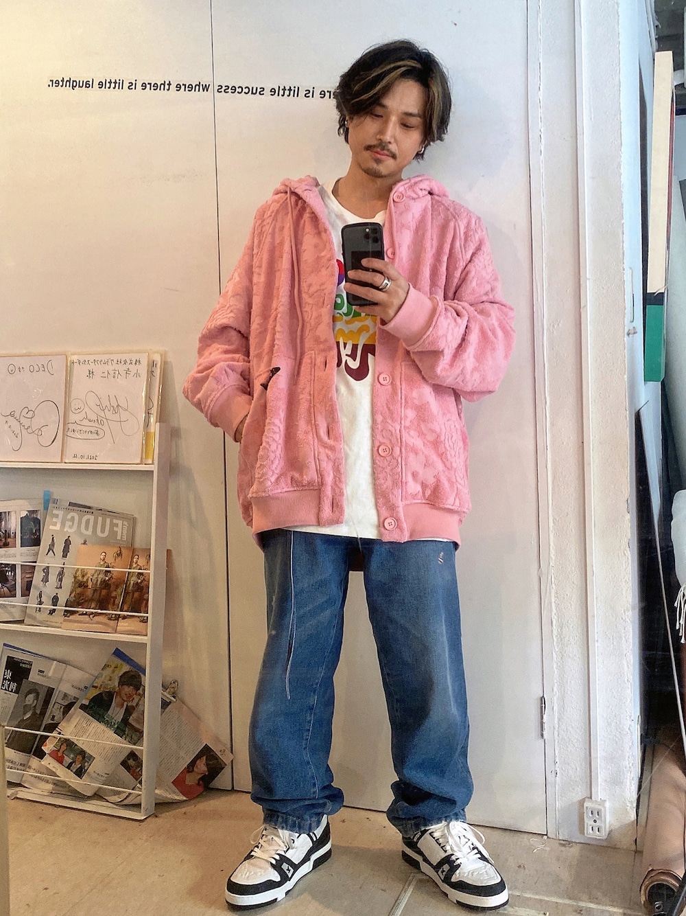 「大人コーデ、ビッグシルエット、ゆるコーデ、カジュアル、大人カジュアル、デニムパンツ、ワイドパンツ、フーディー、パーカー、夏コーデ、リゾートスタイル、ラフ、PRADA、LouisVuitton、GUCCI」｜「PRADAのアイテム（パーカー、ピンク系）」を使った、Decoさん（メンズ・170cm）の春コーディネートの1枚目の写真