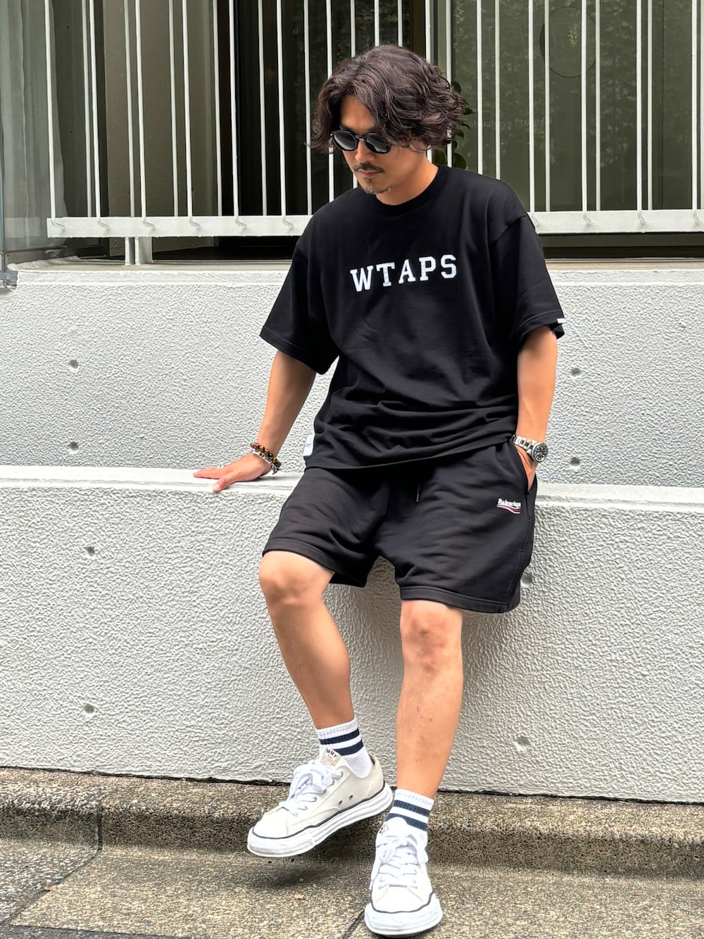 「ロゴT、シンプルコーデ、メンズファッション、モノトーン、スニーカーコーデ、ハーフパンツ、白スニーカー、黒Tシャツ、ブラックコーデ、ショートパンツ、wtaps、カジュアルコーデ、ワントーンコーデ、夏服、サングラス」｜「WTAPSのアイテム（Tシャツ/カットソー、ブラック系）」を使った、Decoさん（メンズ・170cm）の夏コーディネートの1枚目の写真