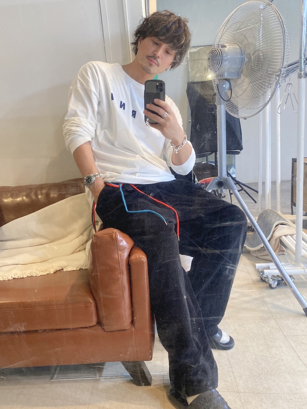 「ロンT、ロゴT、白Tシャツ、ロングスリーブ、ワイドパンツ、コーデュロイ、コーデュロイパンツ、オーバーサイズ、シンプルスタイル、ストリート、ストリートコーデ、大人カジュアル、モノトーン、モノトーンコーデ、きれいめカジュアル」｜「MARNIのアイテム（Tシャツ/カットソー、ホワイト系）」を使った、Decoさん（メンズ・170cm）の秋コーディネートの1枚目の写真