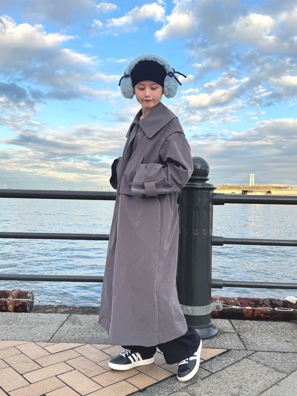 ブルー系のニットキャップ/ビーニー、ブルー系のイヤーマフを着用したレディースの秋コーディネートの1枚目の写真