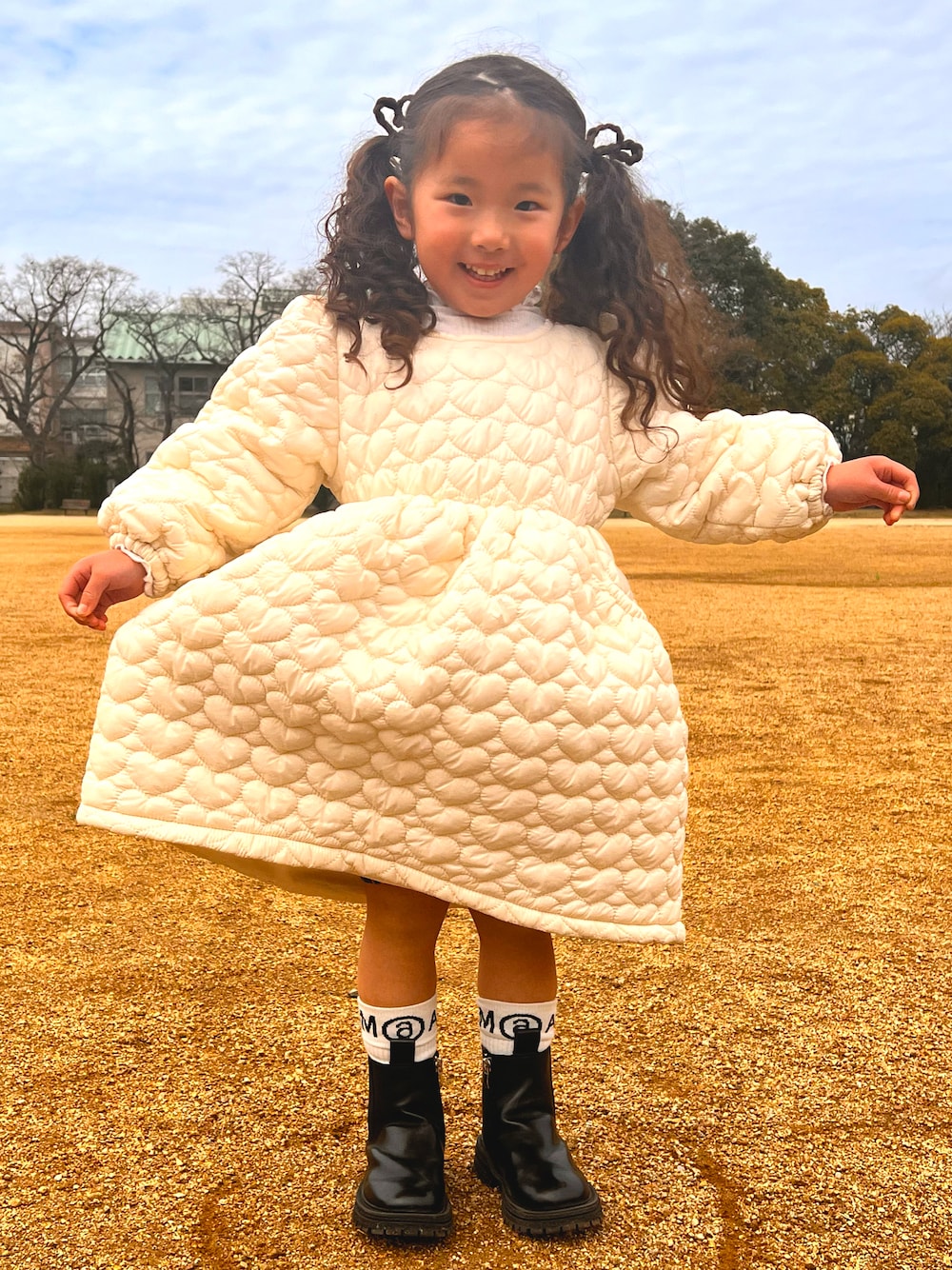 ホワイト系のワンピース/ドレス、ブラック系のシューズ、ホワイト系のソックス/靴下を着用したキッズの冬コーディネートの1枚目の写真