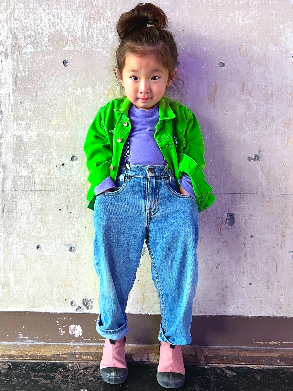 ブルー系のパンツ、パープル系のトップス、グリーン系のジャケット/アウターを着用したキッズの冬コーディネートの1枚目の写真