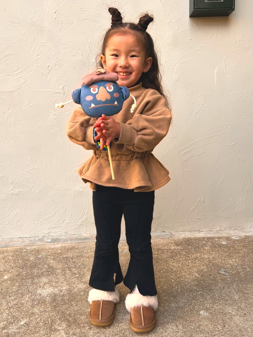 ベージュ系のトップス、ブルー系の雑貨/ホビーを着用したキッズの冬コーディネートの1枚目の写真