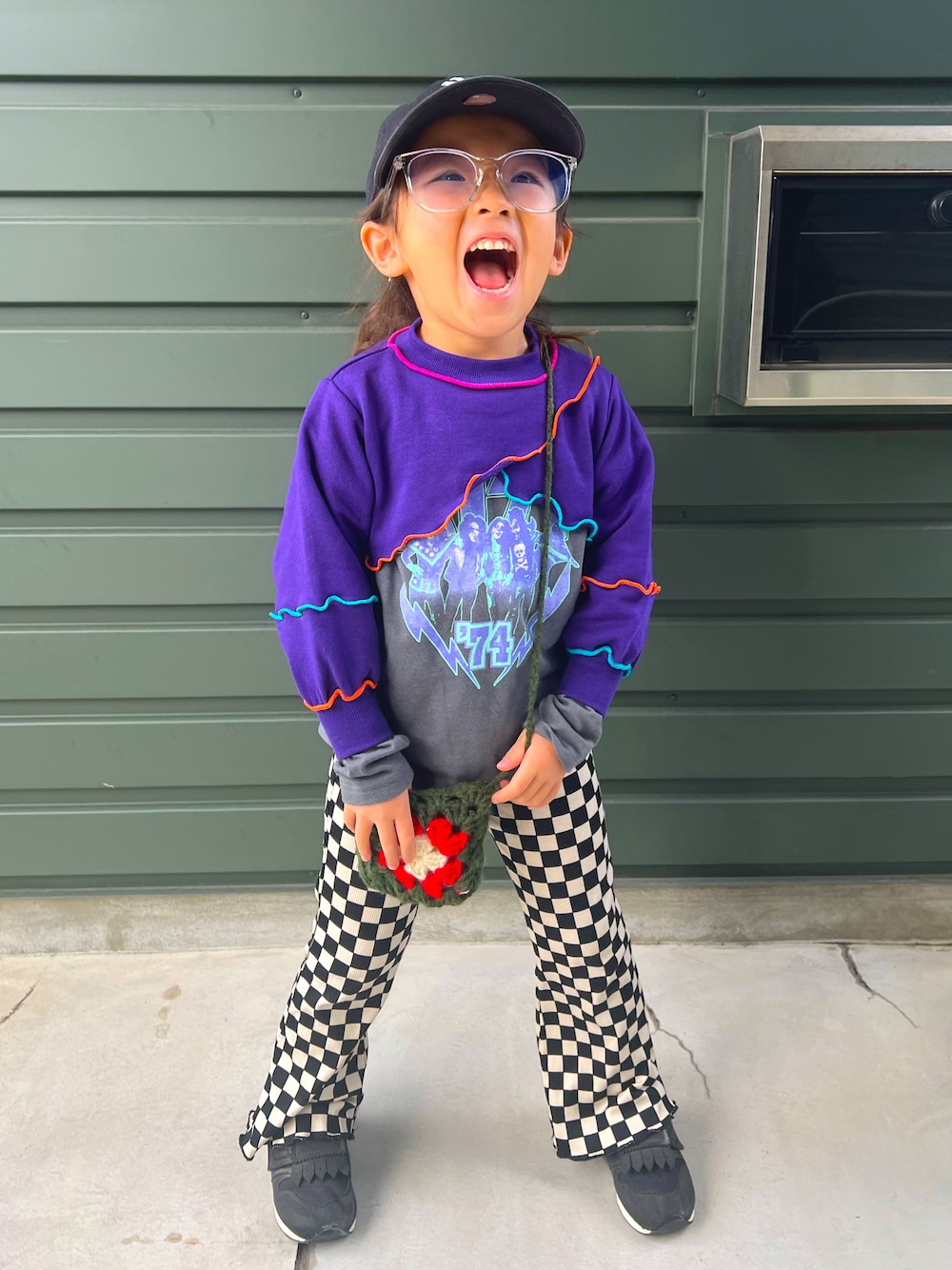 ブラック系のパンツ、グレー系のトップス、パープル系のトップスを着用したキッズの冬コーディネートの1枚目の写真