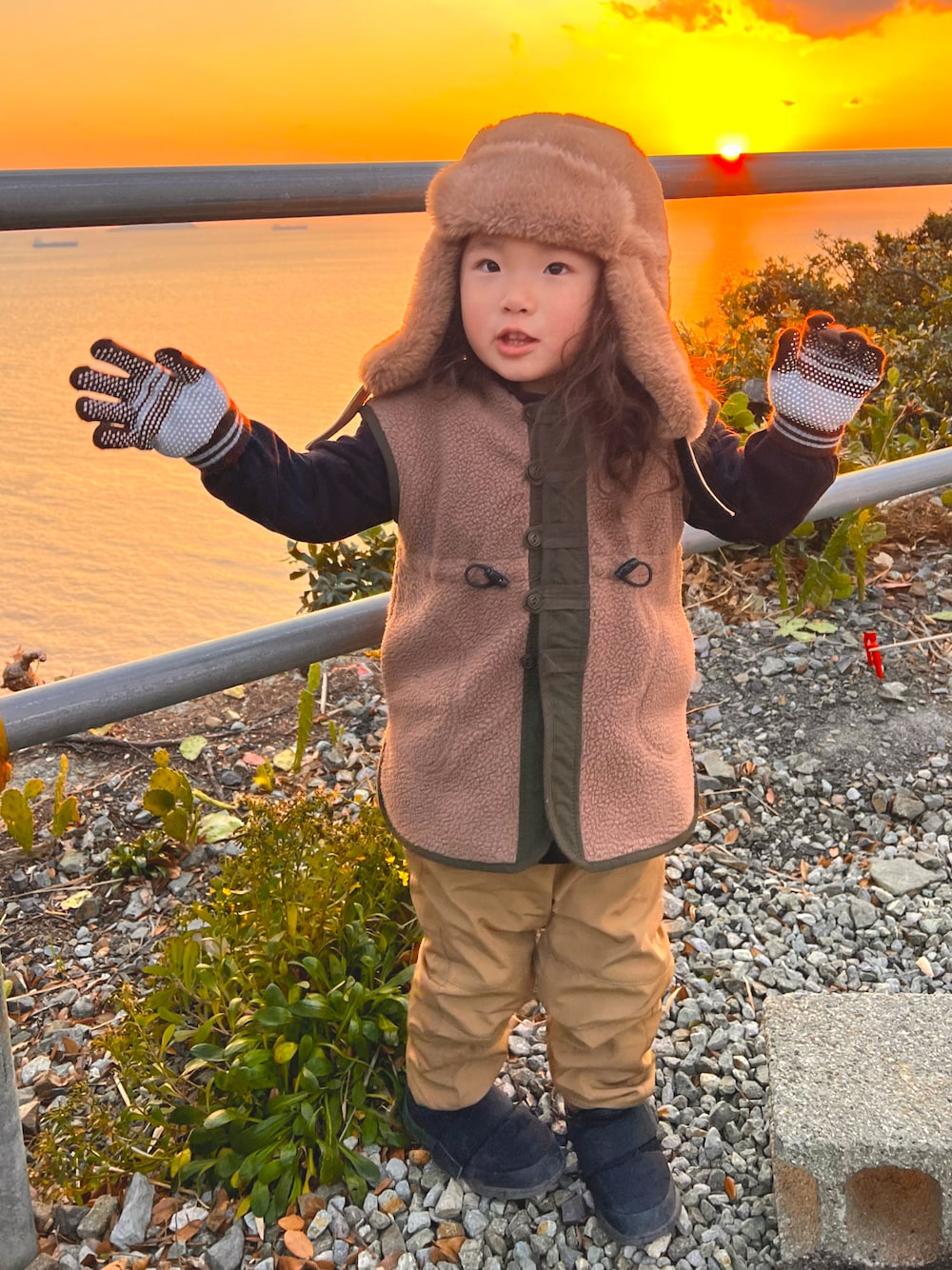 ブラウン系のジャケット/アウター、ベージュ系のパンツ、ブラック系のシューズを着用したキッズの冬コーディネートの1枚目の写真