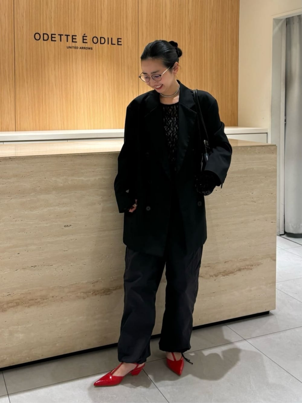 「ベーシック/トラッド、モード、トレンド、フェミニン、Pumps styling、ODETTE E ODILE、骨格ウェーブ、春服、春コーデ」｜「ODETTE E ODILEのTストラップブロックヒール パンプス40↑（パンプス、レッド系）」を使った、吉田　オデット エ オディール スタッフさん（レディース・156cm）の春コーディネートの1枚目の写真