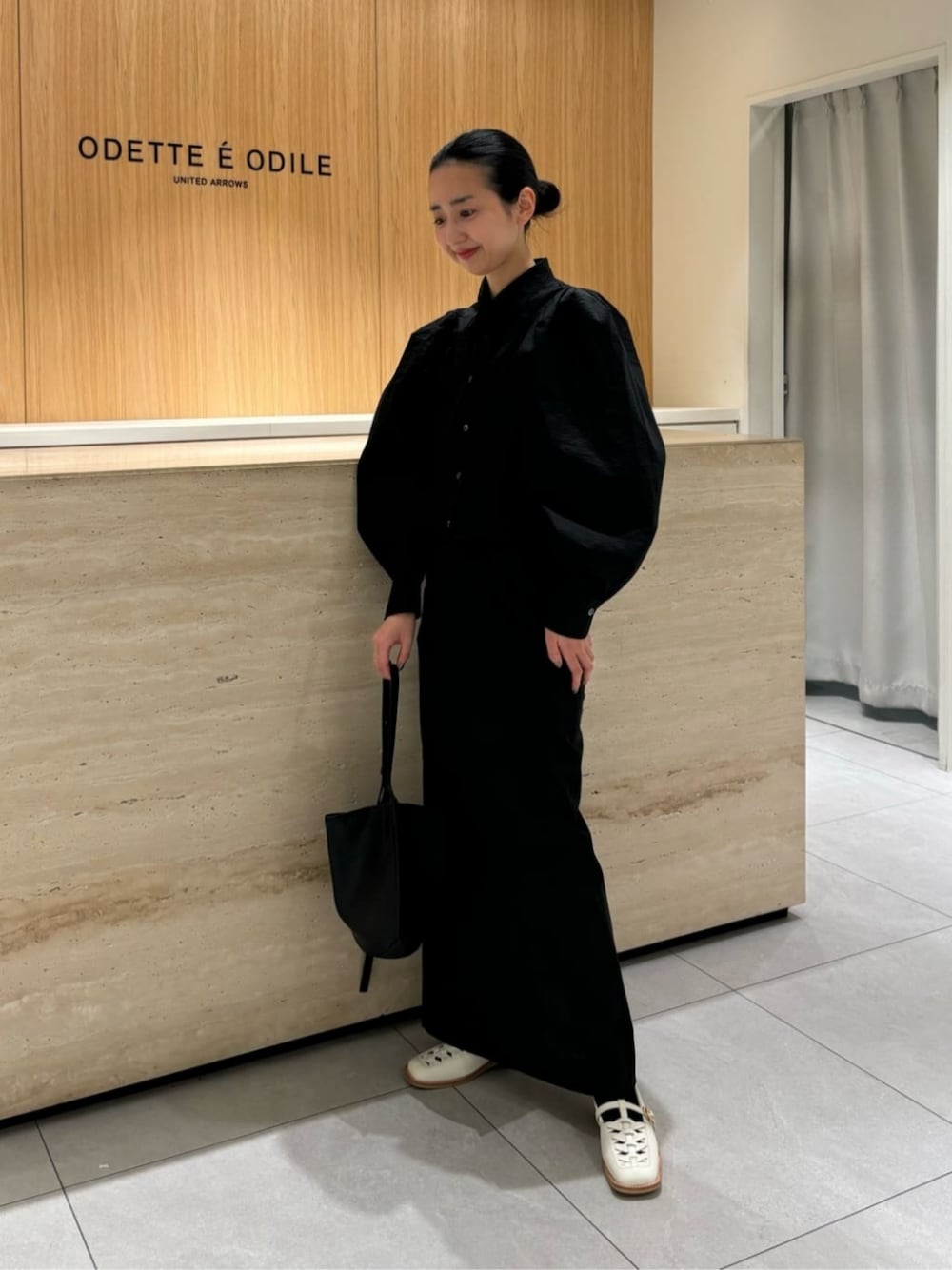「ベーシック/トラッド、Flat shoes styling、モード、トレンド、フェミニン、骨格ウェーブ、ODETTE E ODILE、旅行、トラベル、カジュアル、春コーデ」｜「ODETTE E ODILEのウーヴンモカ フラット30↑（パンプス、ホワイト系）」を使った、吉田　オデット エ オディール スタッフさん（レディース・156cm）の春コーディネートの1枚目の写真