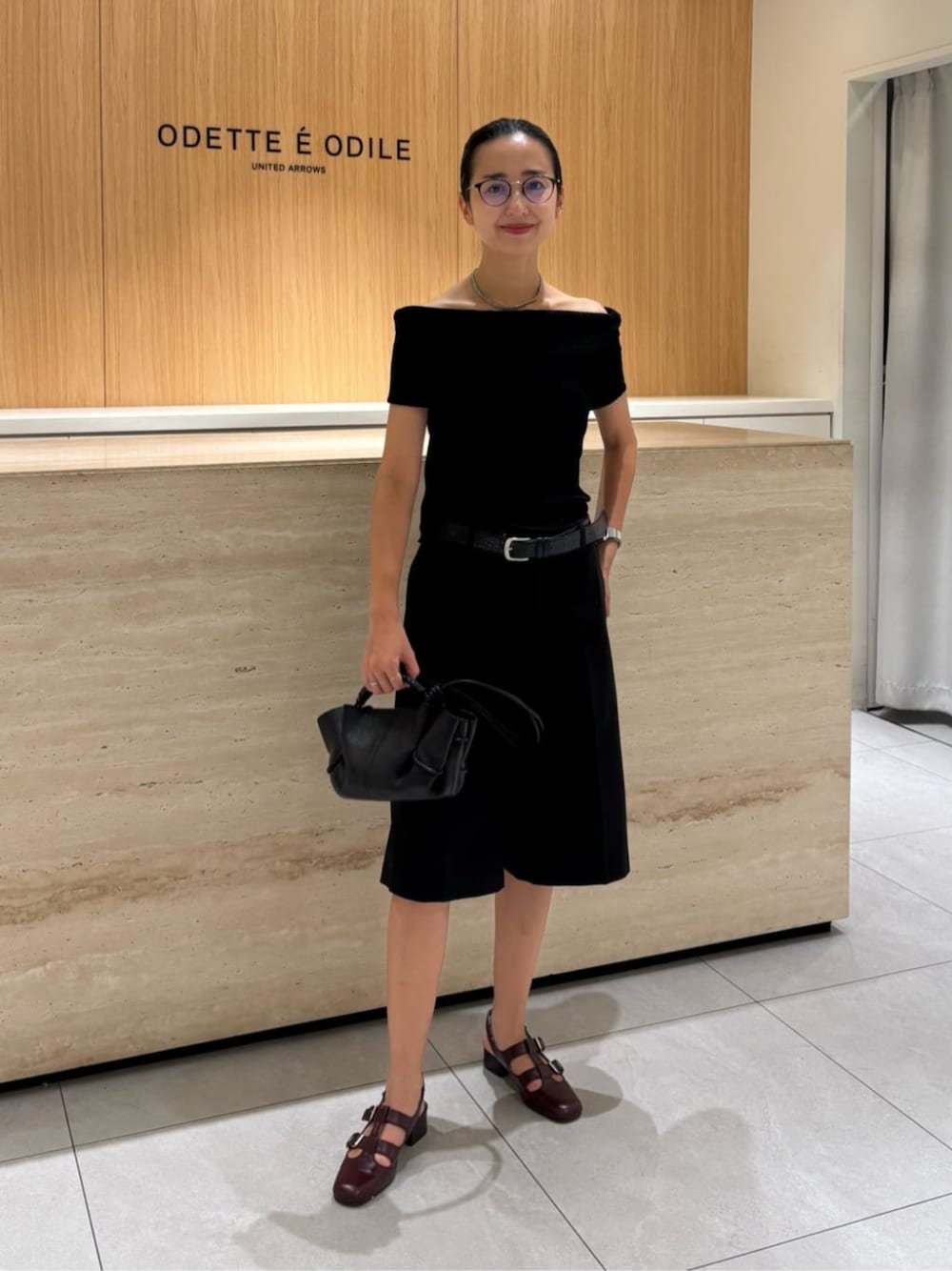 レッド系のパンプスを着用したレディースの秋コーディネートの1枚目の写真