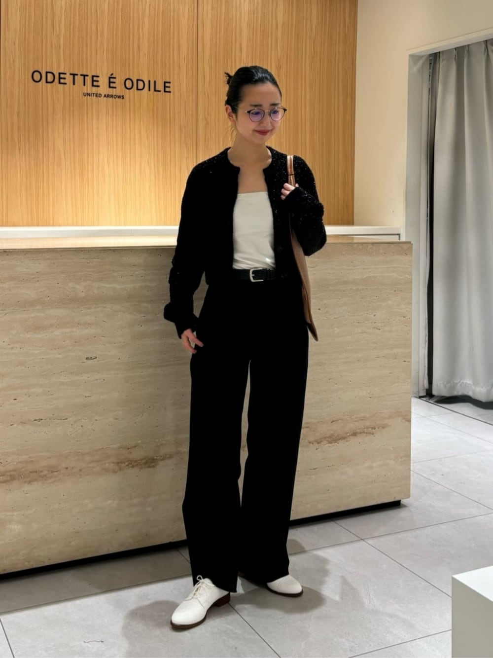「ベーシック/トラッド、Flat shoes styling、モード、トレンド、フェミニン、トラベル、骨格ウェーブ、旅行、ODETTE E ODILE、春服、春コーデ」｜「ODETTE E ODILEのメダリオン フラット25↓↑（ドレスシューズ、ホワイト系）」を使った、吉田　オデット エ オディール スタッフさん（レディース・156cm）の春コーディネートの1枚目の写真