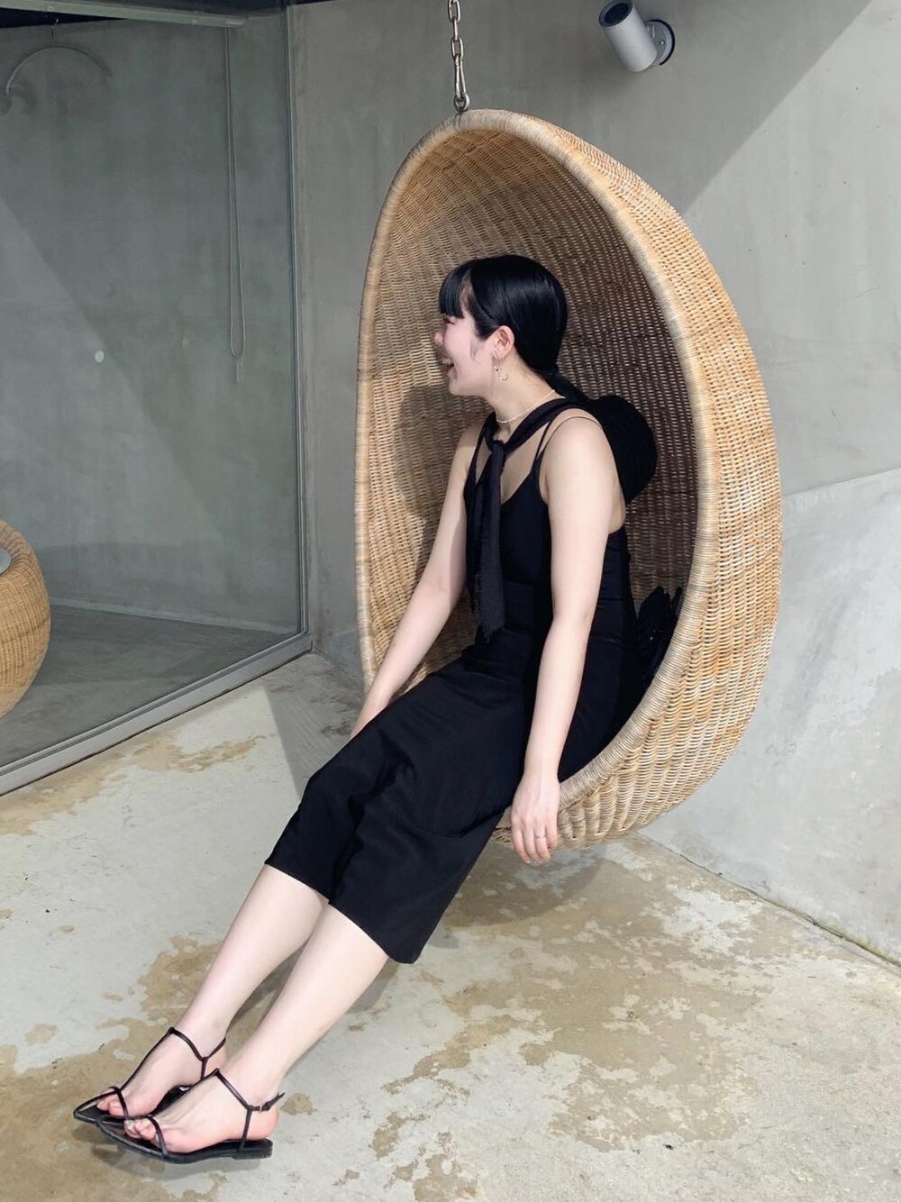 「休日コーデ、シンプルコーデ、お洒落さんとつながりたい、ロングスカート、ブラックコーデ」｜「JIL SANDERのSANDALS（サンダル、ブラック系）」を使った、pさん（レディース・160cm）の秋コーディネートの1枚目の写真