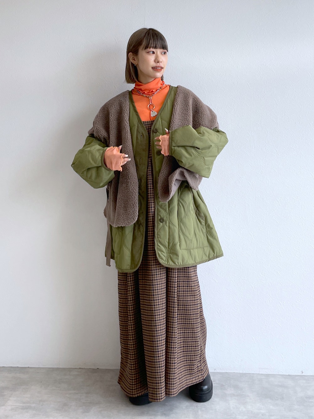 「WEARハロウィン2022、秋コーデ、オトナ女子、秋服、キルティング、アウター、キルティングジャケット、ベスト、ボアベスト、ボア、キャミワンピ、低身長、秋色コーデ、コート、秋色」｜「w closetの【マルチウェイ】中綿キルティングVネックジャケット（ミリタリージャケット、グリーン系）」を使った、Amaneさん（レディース・151cm）の秋コーディネートの1枚目の写真