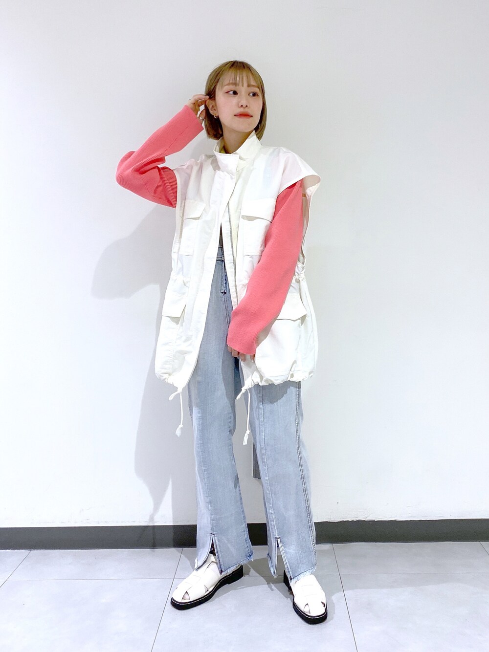 「カジュアル、ピンク、サロペット、ベスト、春コーデ、低身長、低身長コーデ、グルカサンダル、骨格ウェーブ、カラー×コーデ」｜「w closetの前ファスナー裾スリットオーバーオール（サロペット/オーバーオール、ブルー系）」を使った、Amaneさん（レディース・151cm）の春コーディネートの1枚目の写真