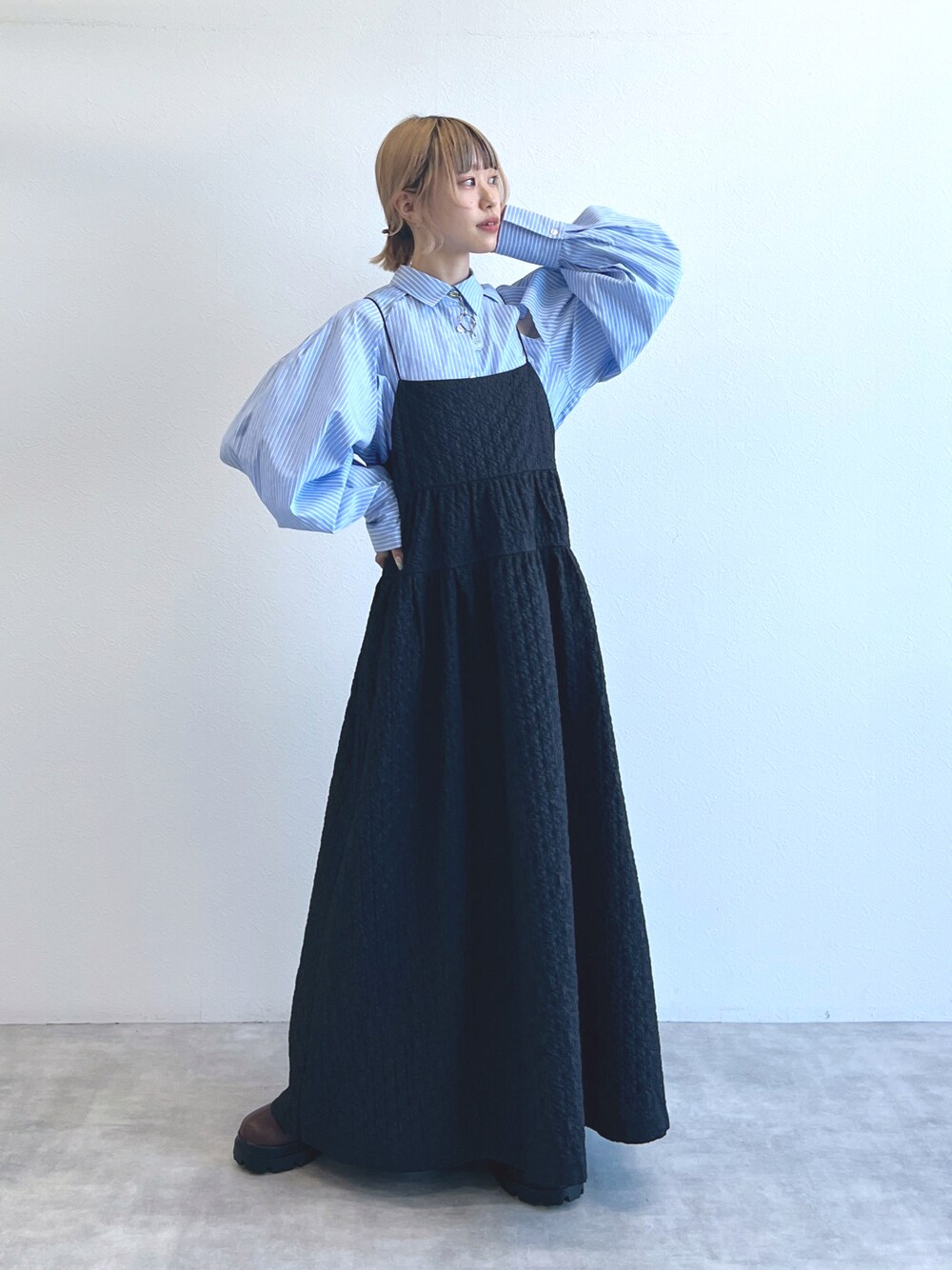 「ほめられ本命コーデ、大人女子、春、春服コーデ、低身長コーデ、おでかけコーデ、ワンピーススタイル、シャツスタイル、キャミワンピ、ワンピースコーデ、キレイめコーデ、低身長、ブーツ、今日のコーデ、オトナカジュアル」｜「w closetのラグランスリットショートシャツ（シャツ/ブラウス、ブルー系）」を使った、Amaneさん（レディース・151cm）の冬コーディネートの1枚目の写真