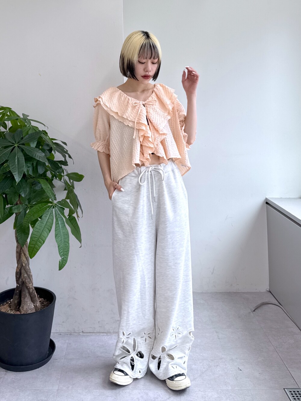 ホワイト系のその他パンツ、ピンク系のシャツ/ブラウスを着用したレディースの夏コーディネートの1枚目の写真