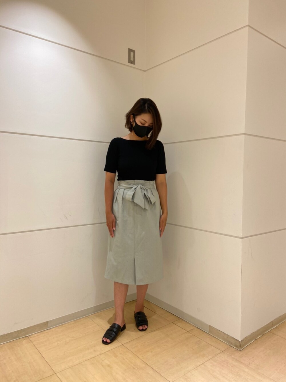 ブラック系のニット/セーターを着用したレディースの秋コーディネートの1枚目の写真