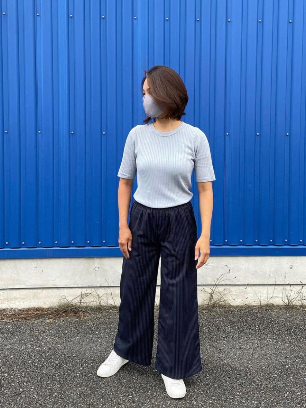 ブルー系のニット/セーターを着用したレディースの秋コーディネートの1枚目の写真
