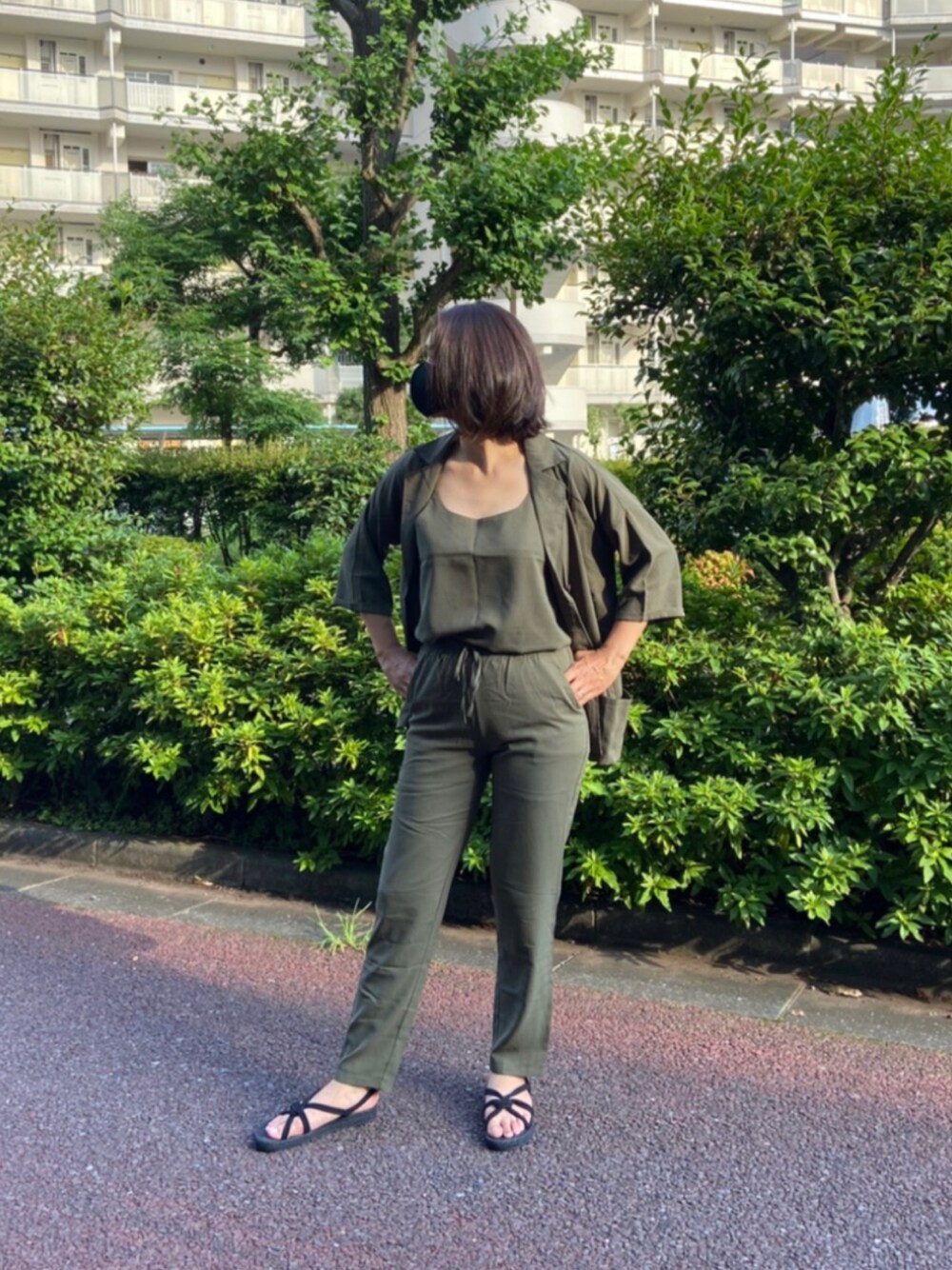 グリーン系のセットアップを着用したレディースの秋コーディネートの1枚目の写真