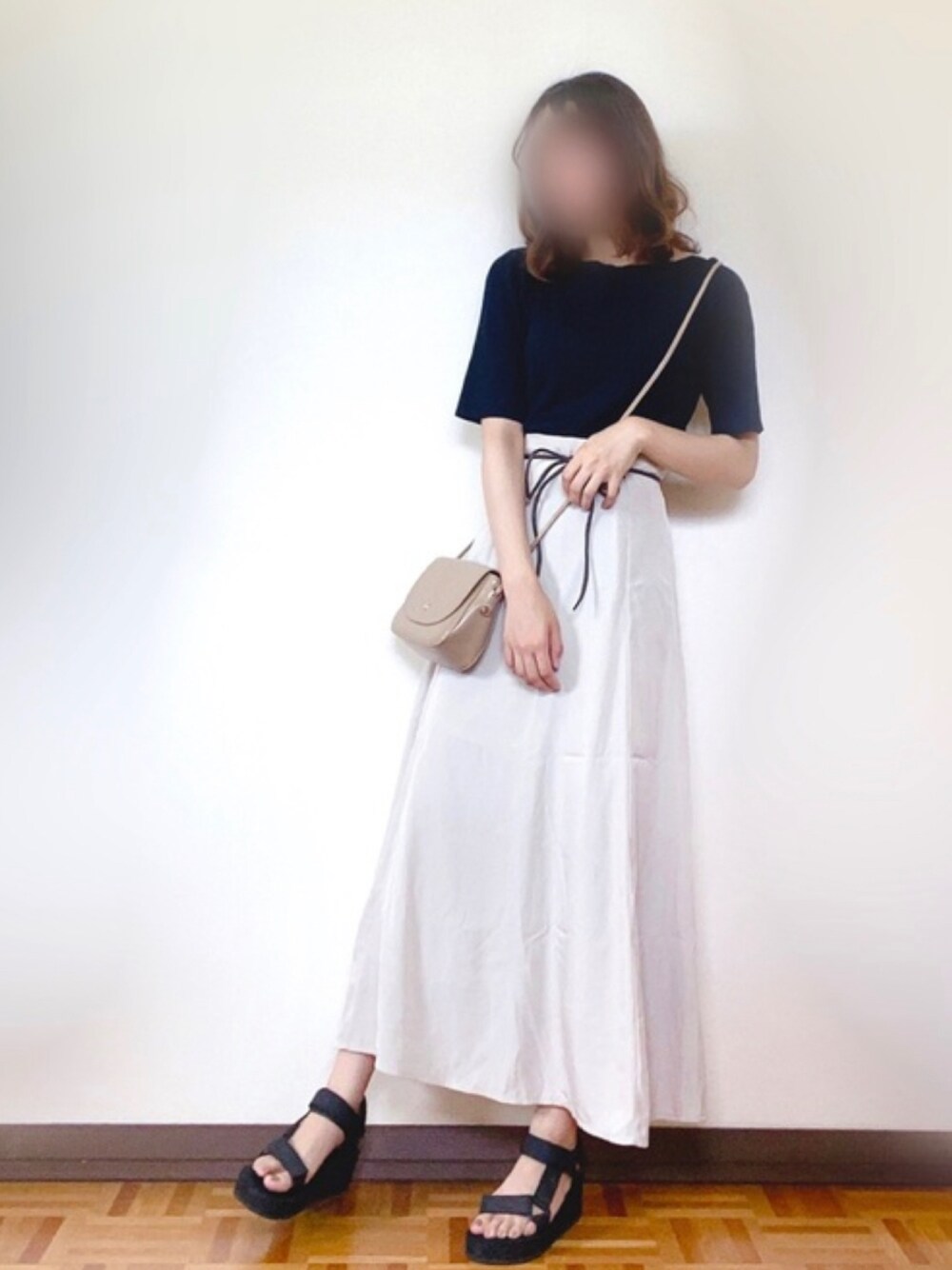 ブラック系のニット/セーターを着用したレディースの夏コーディネートの1枚目の写真