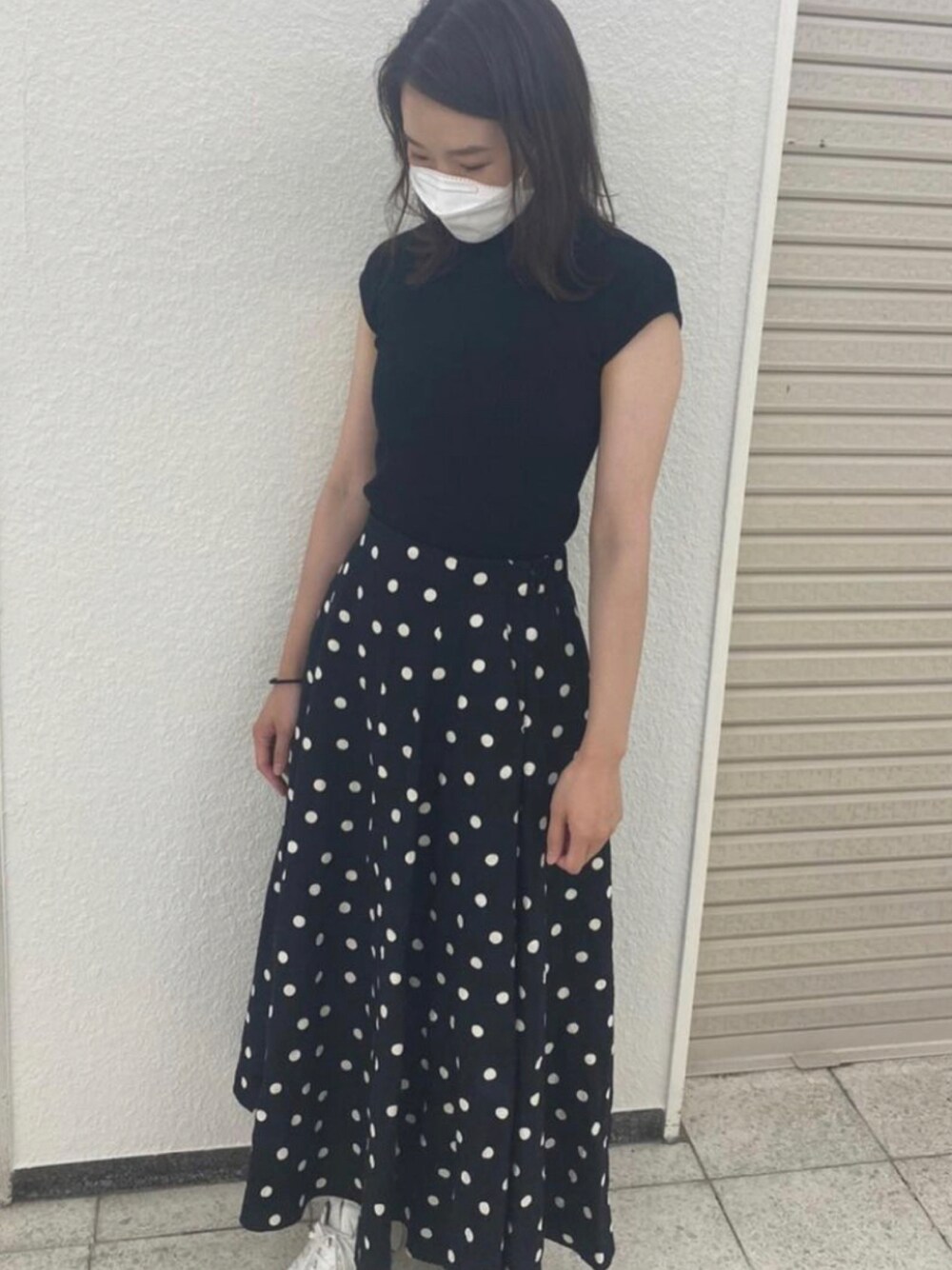 ブラック系のニット/セーターを着用したレディースの秋コーディネートの1枚目の写真