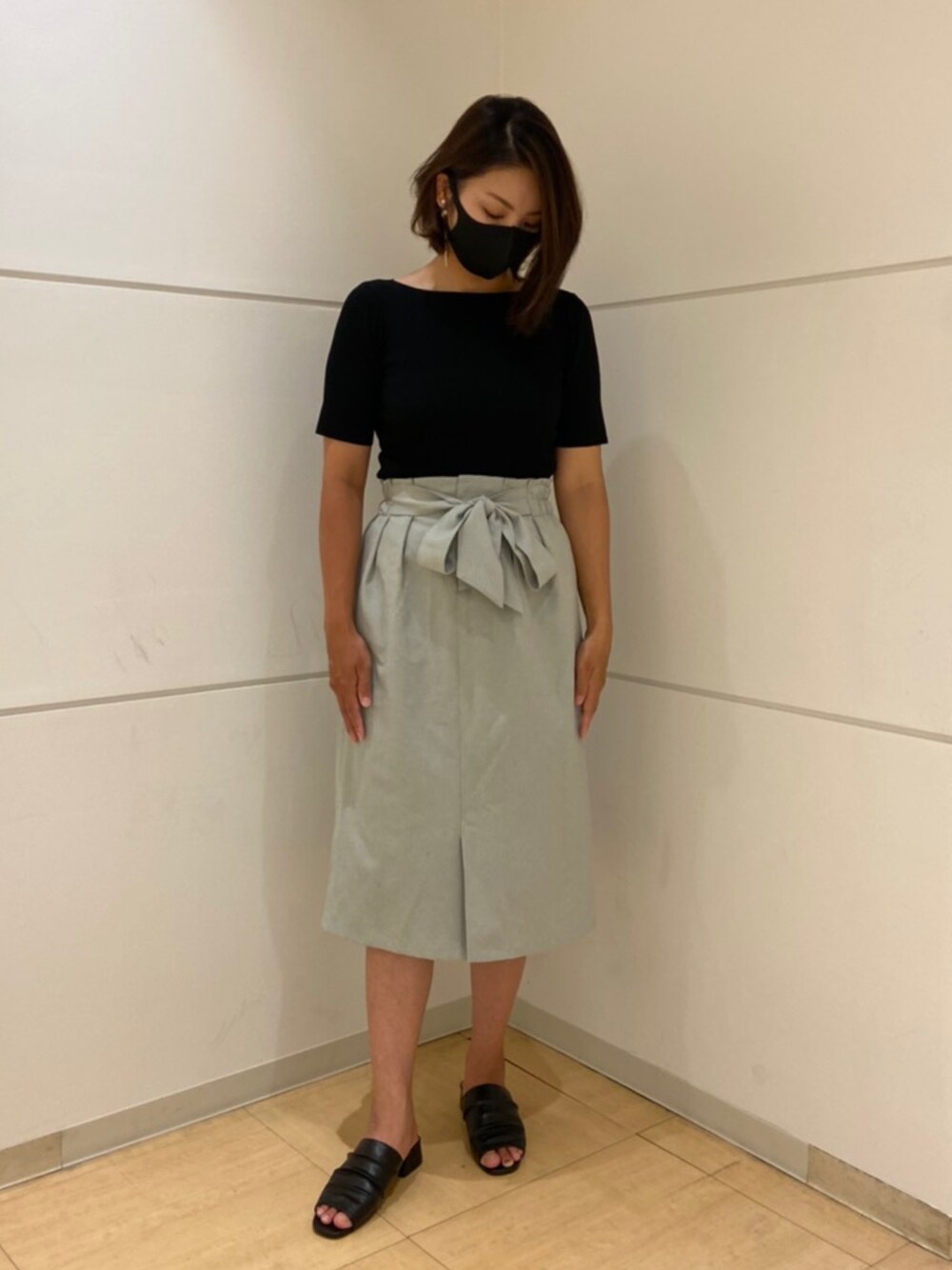 ブラック系のニット/セーターを着用したレディースの夏コーディネートの1枚目の写真