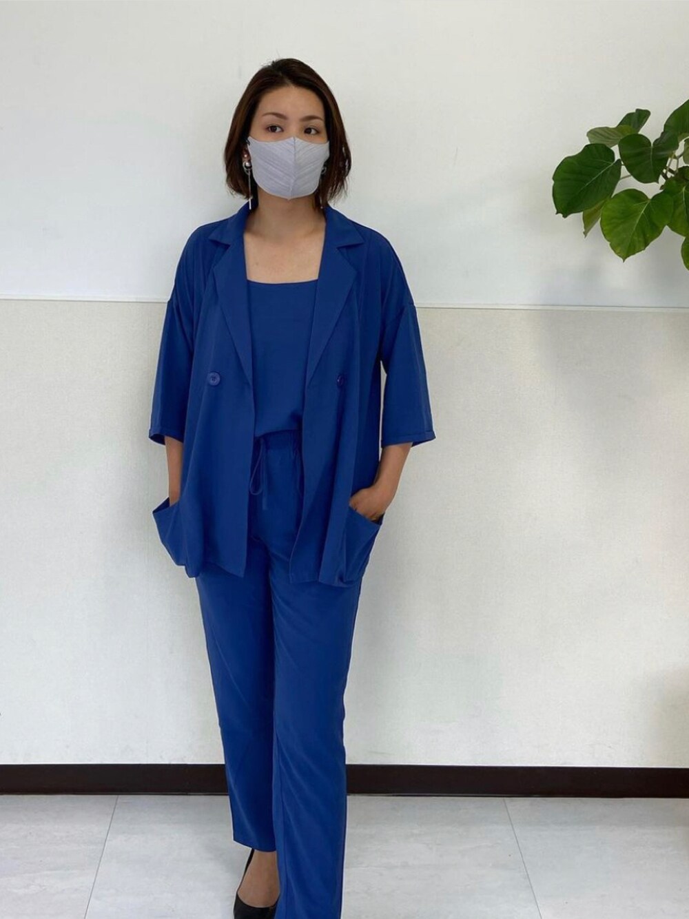 ブルー系のセットアップを着用したレディースの秋コーディネートの1枚目の写真